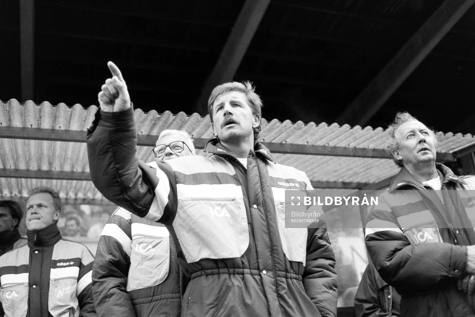 Stuart Baxter, tränare i Halmstad och lagledaren Rolf