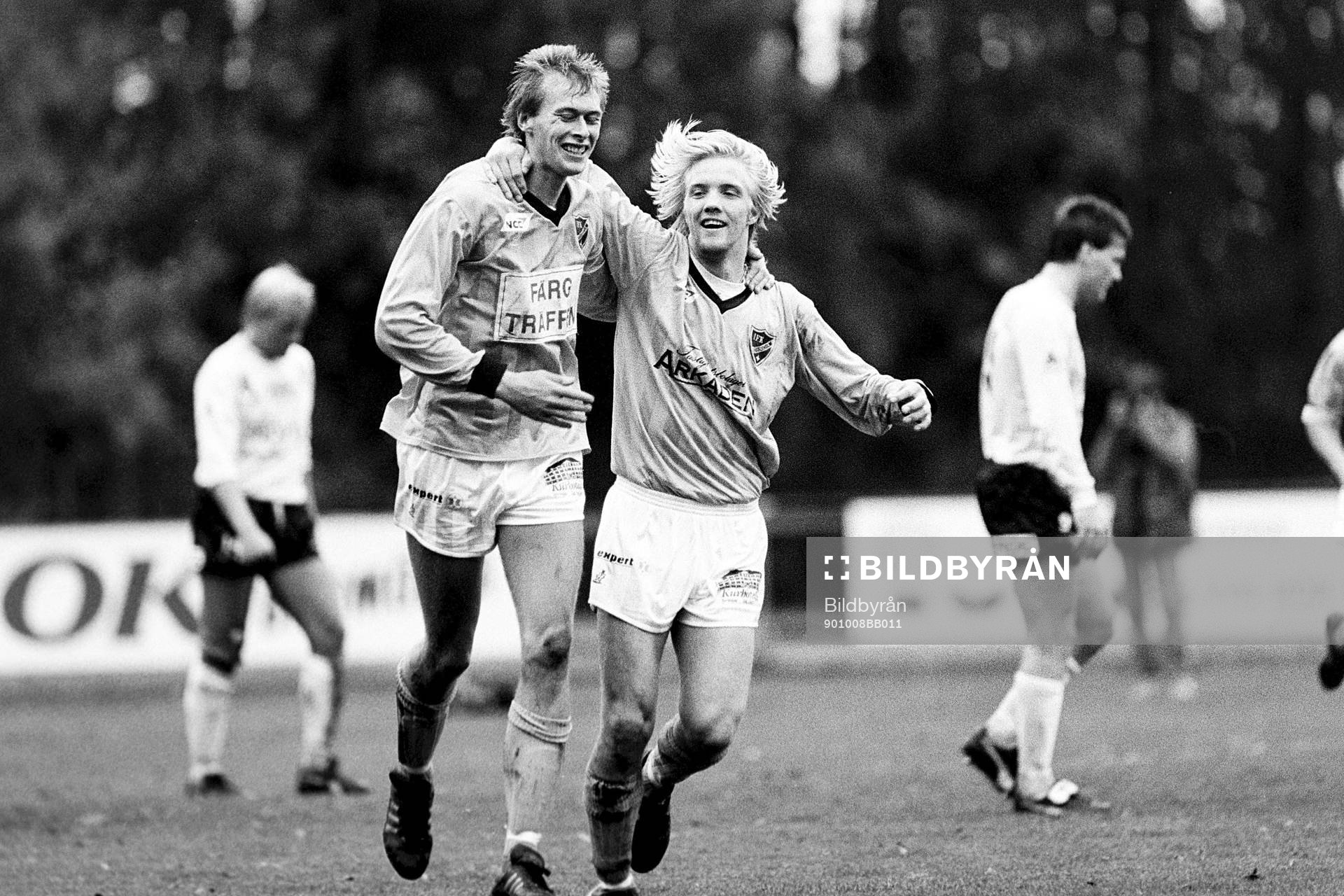 Fotboll, Div 2 Södra, Bromölla - IFK Hässleholm, 1-4: Peter Olsson och Percy Olsson, Hässleholm jublar efter mål.