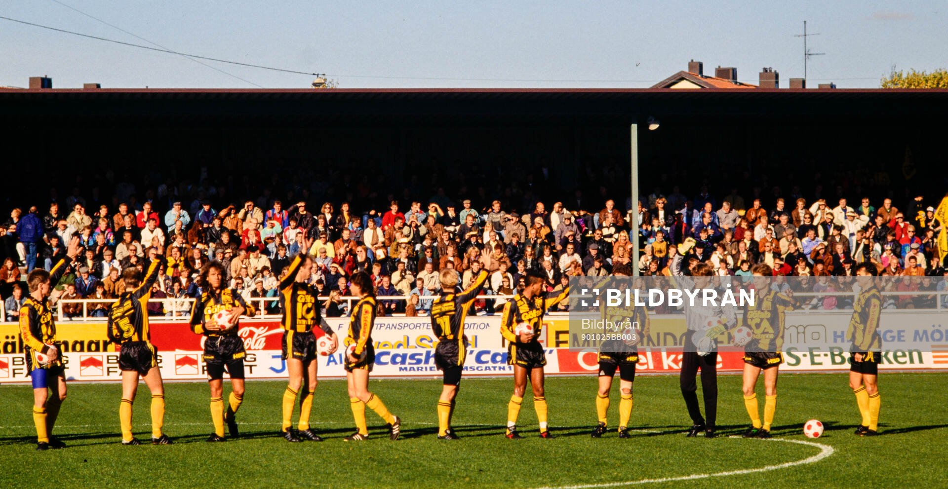 Häckens spelare hälsar publiken