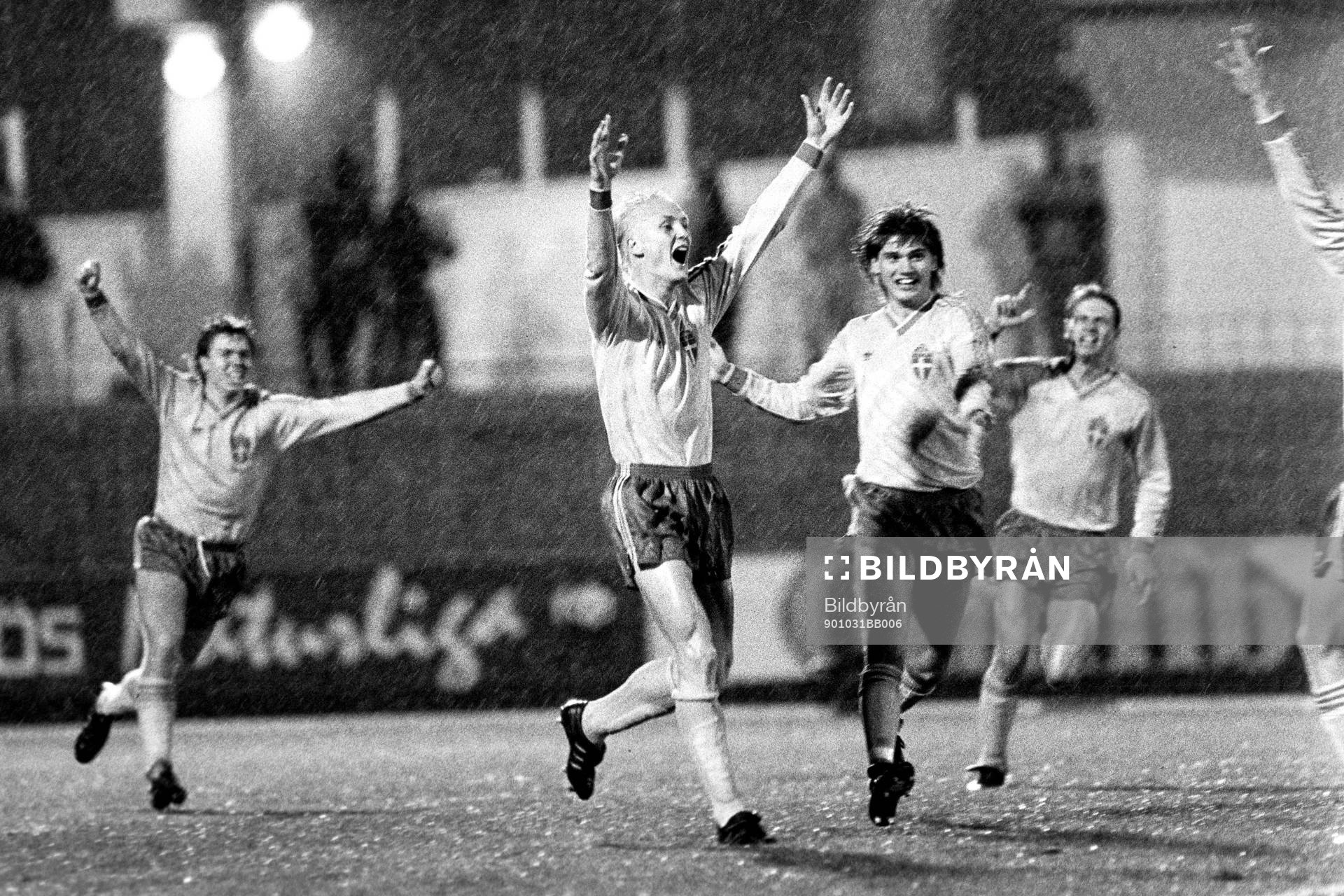 Fotboll, OS-Landskamp, Sverige - Grekland, 5-0: Christer Furst, Sverige jublar efter 1-0.