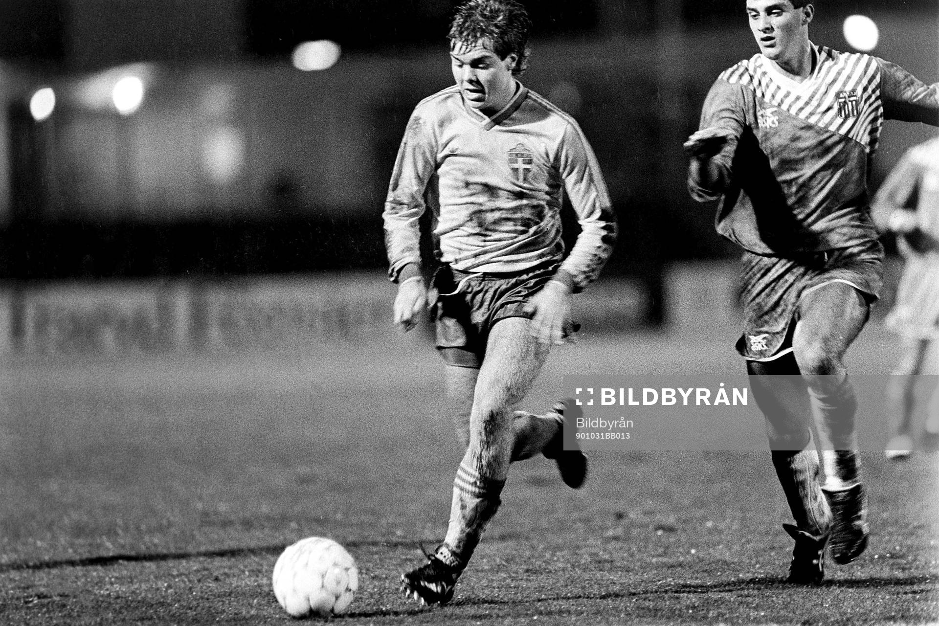 Fotboll, OS-Landskamp, Sverige - Grekland, 5-0: Tomas Brolin, Sverige med bollen.