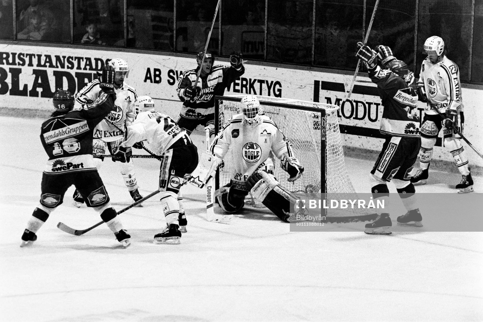 Pucken i mål bakom rögles målvakt Fredrik Josefsson och