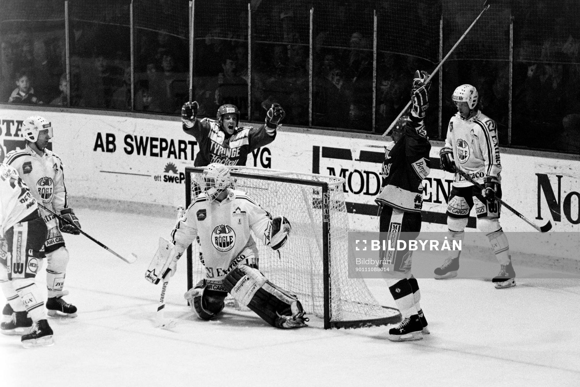 Pucken i mål bakom rögles målvakt Fredrik Josefsson och
