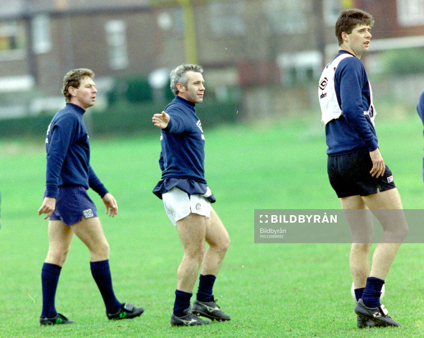 Football, Barclays League Division 1, England, Manchester City, Training: Player manager Peter Reid (C) leading a training session with Clive Allen and Niall Quinn.
