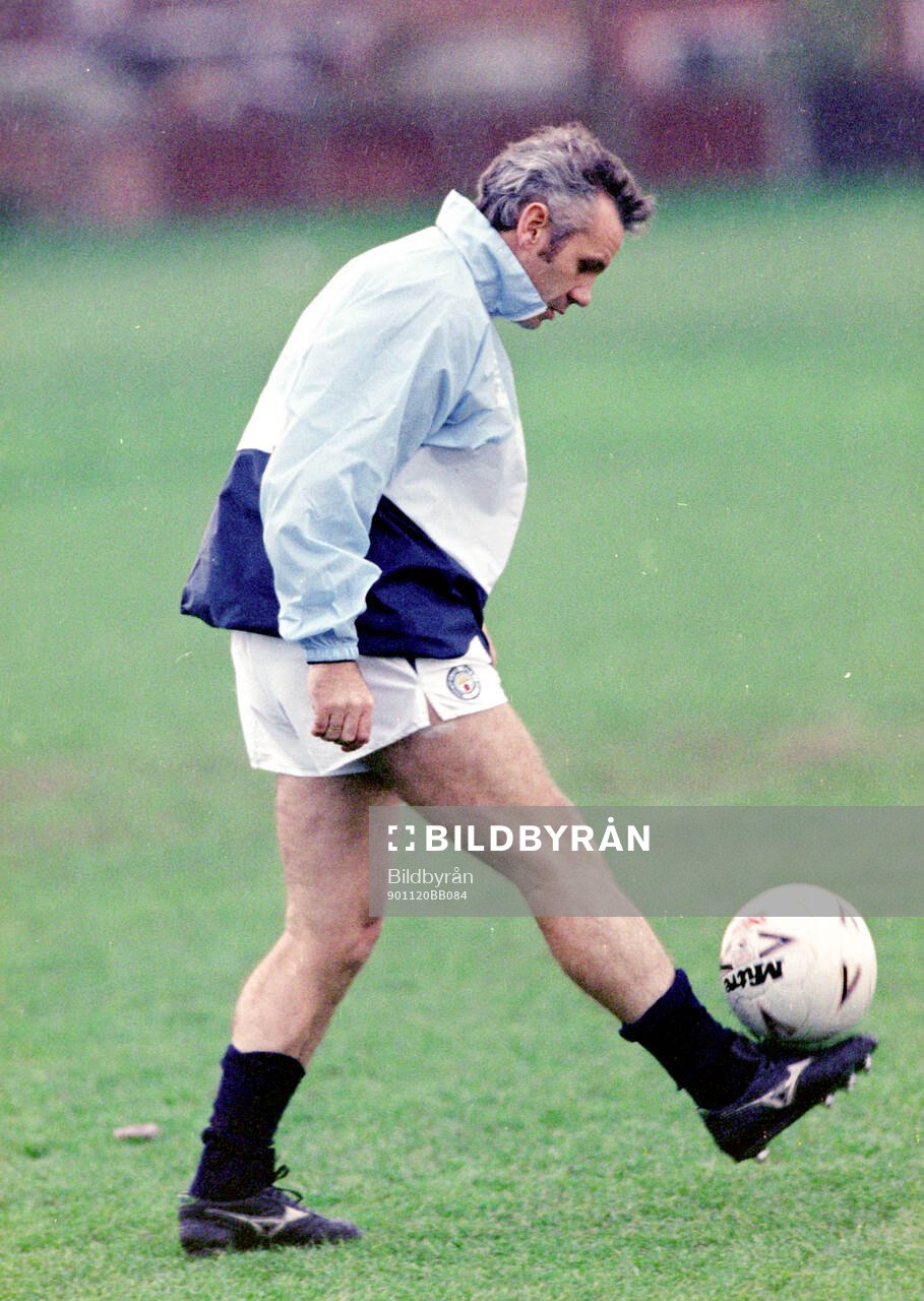 Football, Barclays League Division 1, England,  Manchester City, Training: Player manager Peter Reid during a training session. 