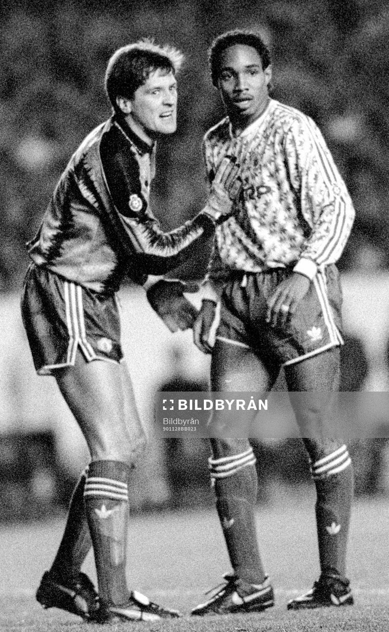 Football, English League Cup 1990-1991, Round of 16, Arsenal - Manchester United: Manchester Uniteds Les Sealey and Paul Ince.