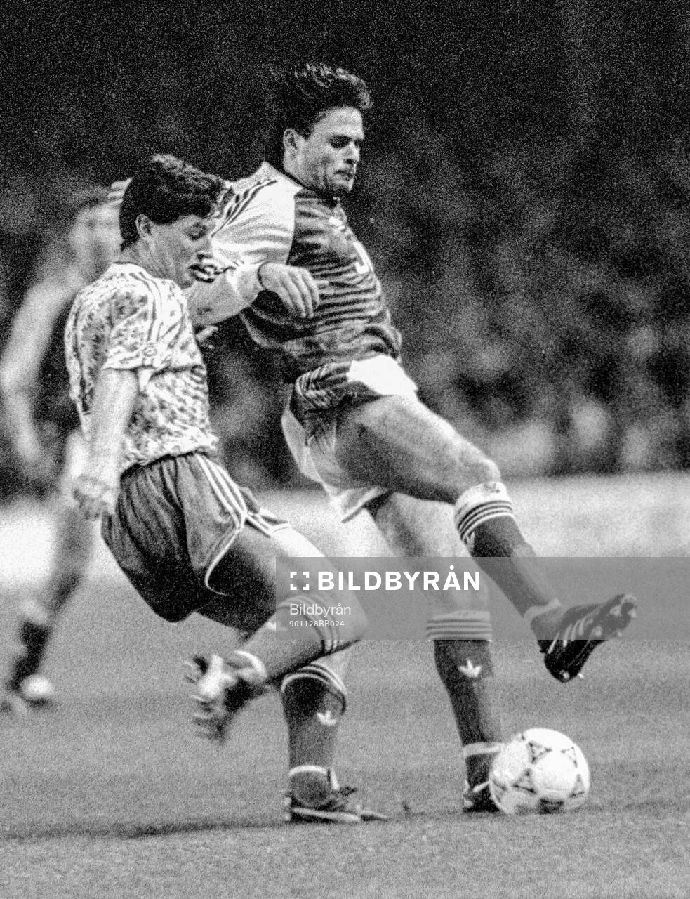 Football, English League Cup 1990-1991, Round of 16, Arsenal - Manchester United: Arsenals Anders Limpar against Manchester Uniteds Denis Irwin.