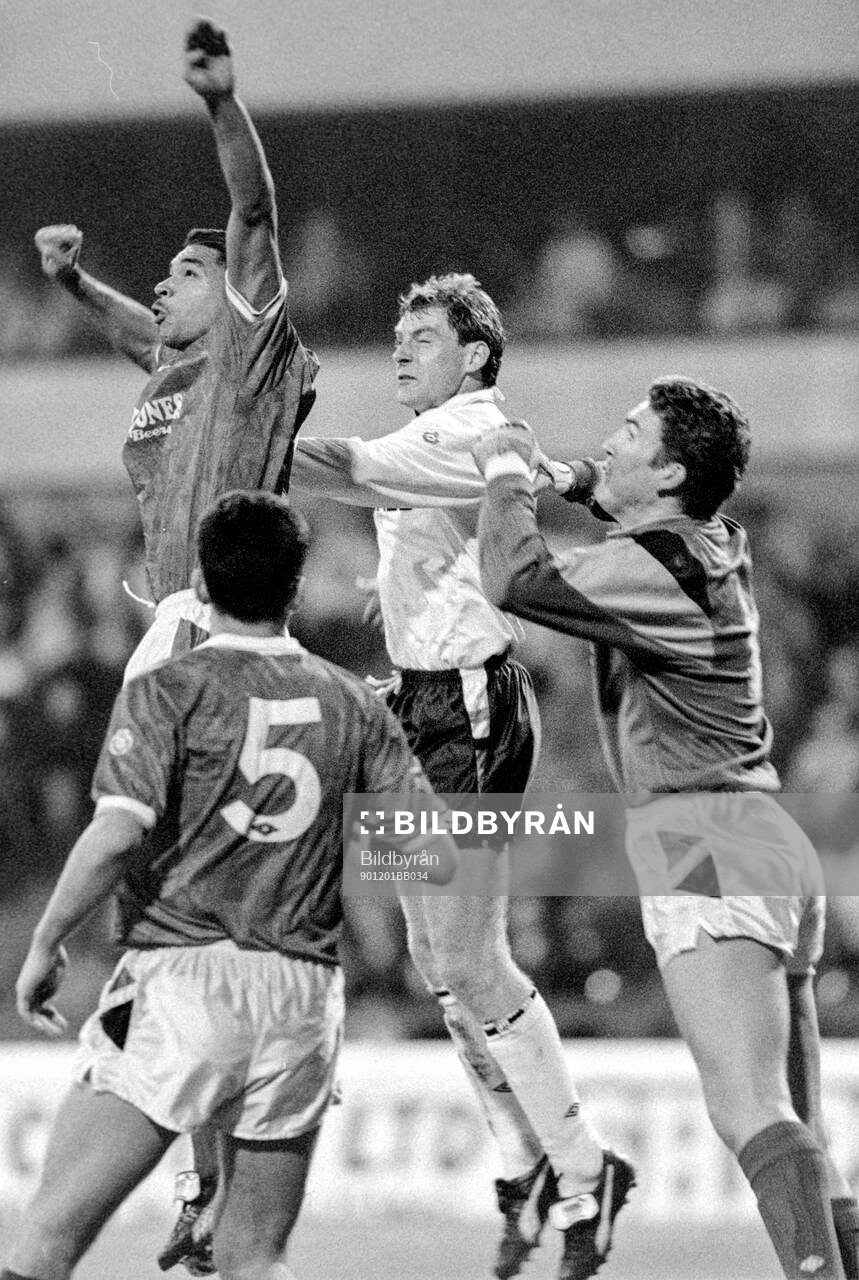 Football, Barclays League Division 1, England 1990-1991, Nottingham Forest - Luton: Nottinghams Des Walker against Lutons Lars Elstrup.