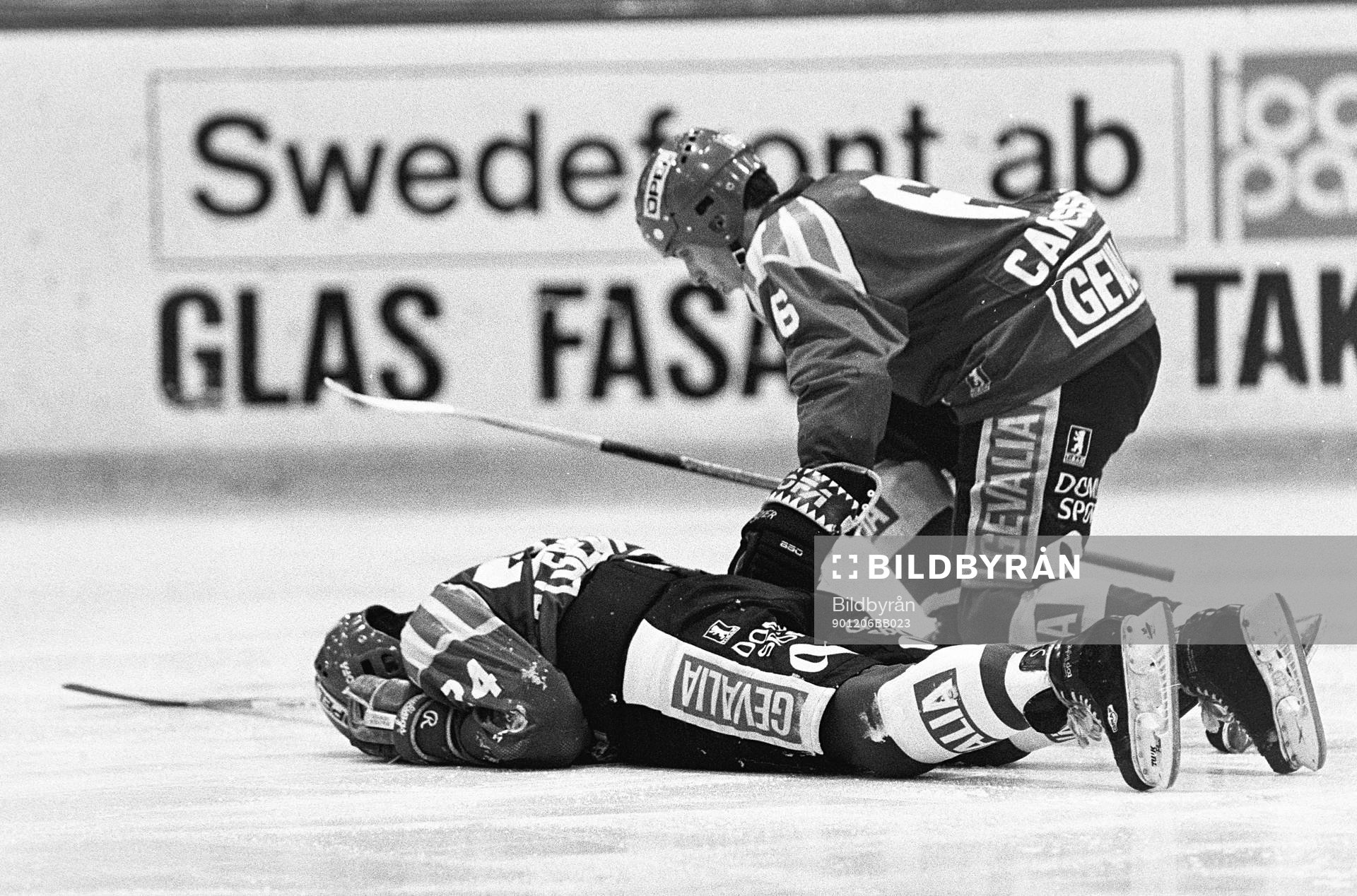 Patrik Erickson, Brynäs ligger på isen och får hjälp av