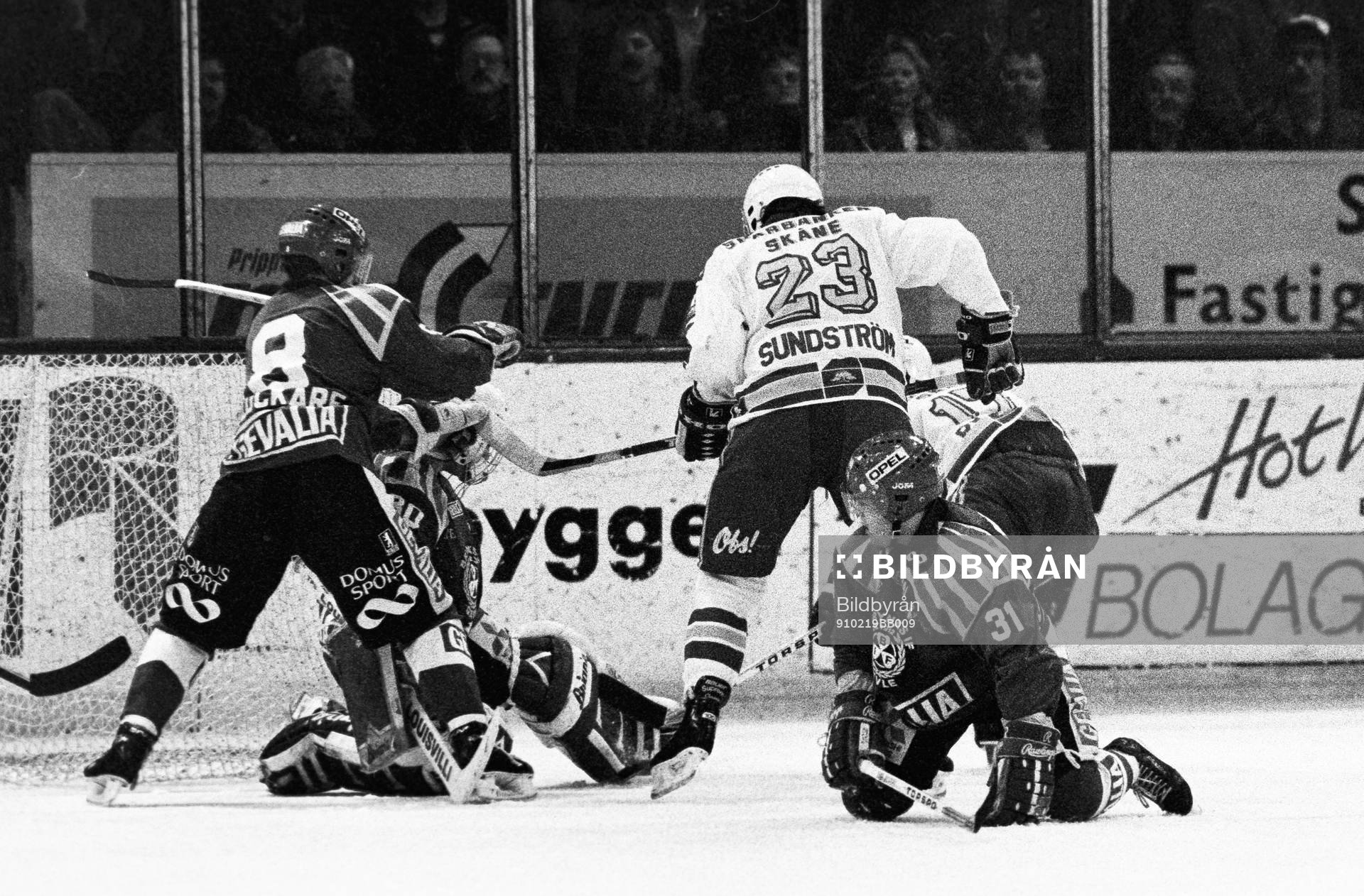 Malmös Peter Sundström framför brynäs målvakt Michael