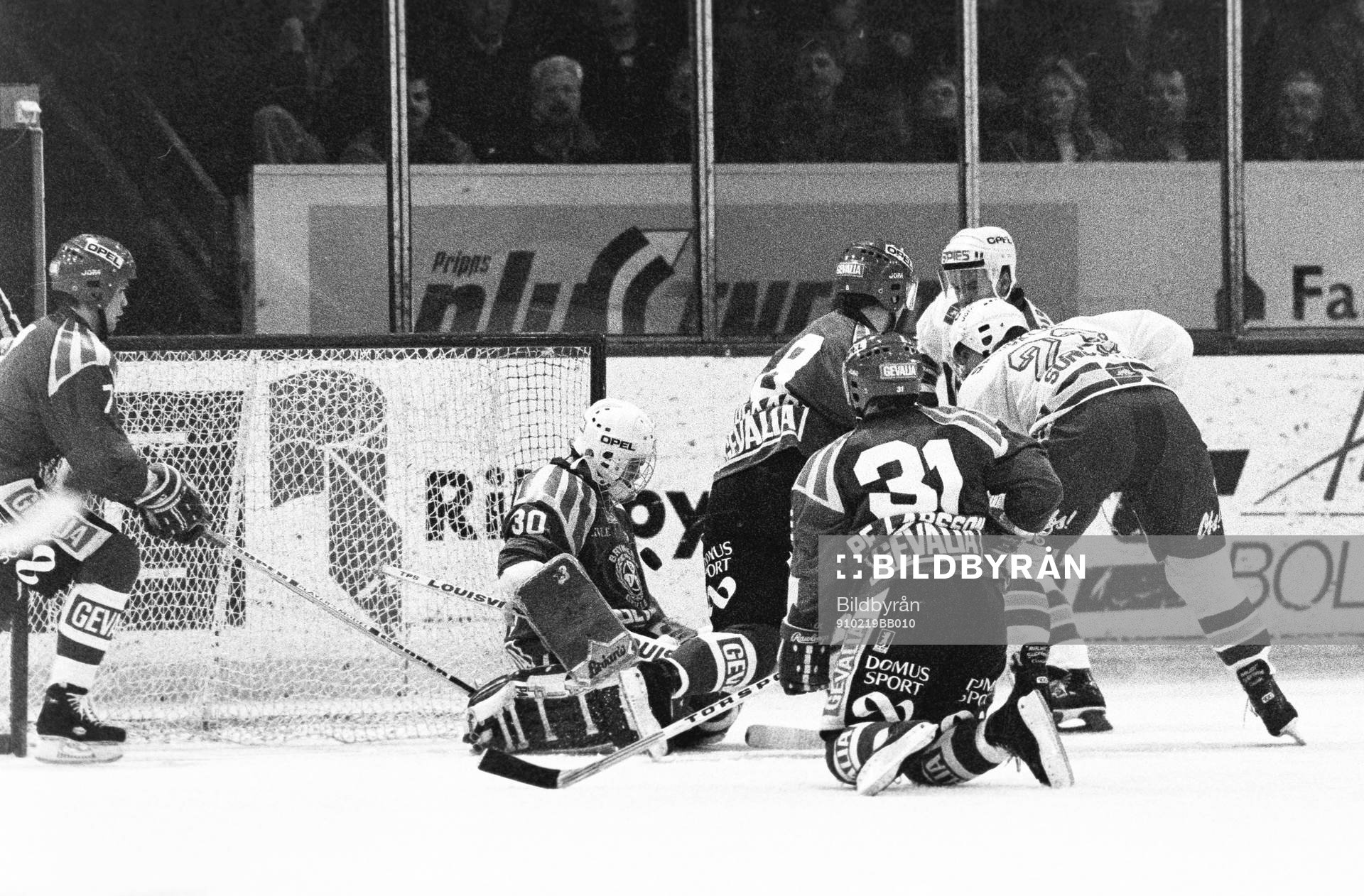 Malmös Peter Sundström framför brynäs målvakt Michael