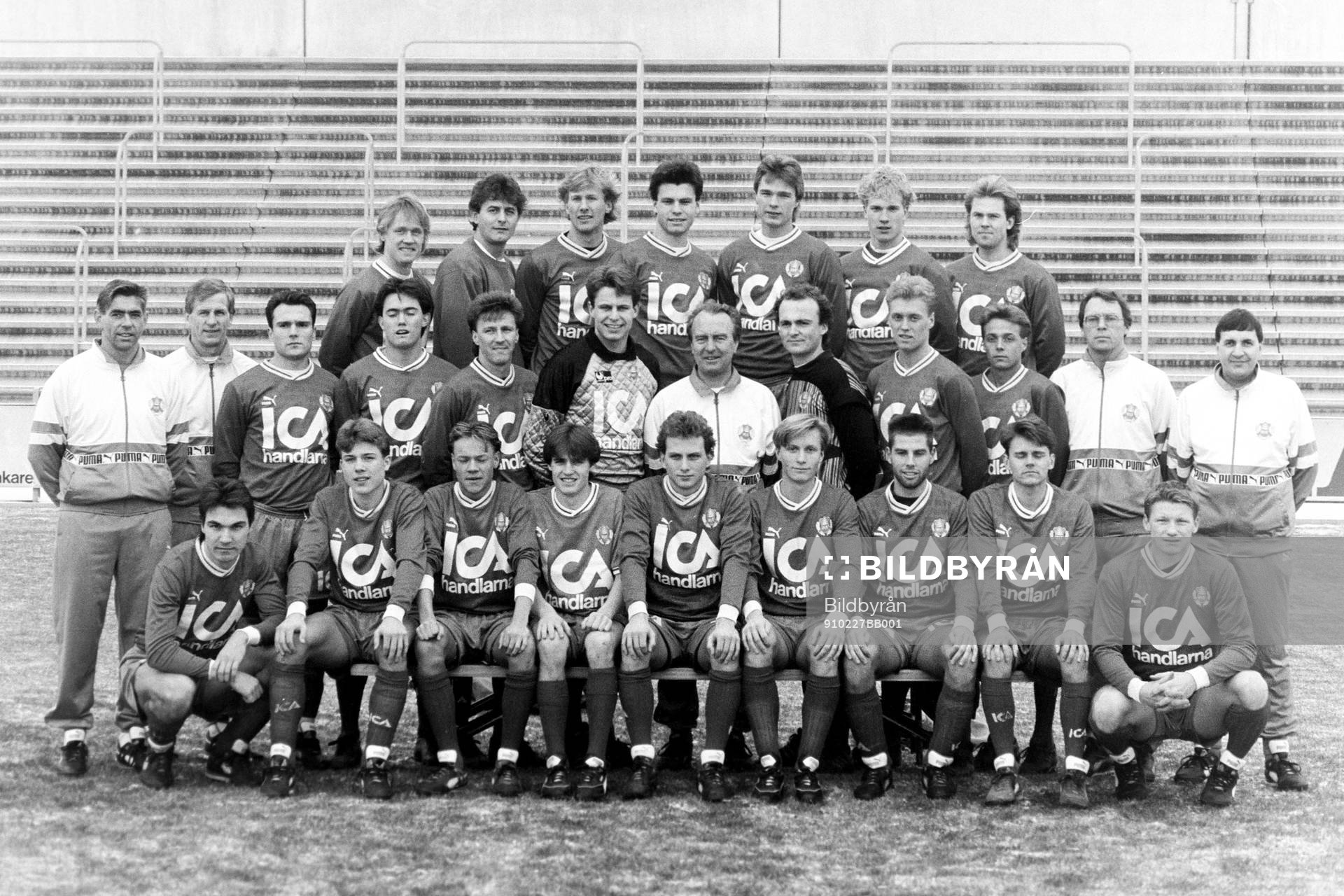 Fotboll, Div 1 Södra, Helsingborg: Bakre raden fr. v Jörgen Persson, Gheorghe Iordache, Anders Jönsson, Niklas Nihlén, Per Nilsson, Johan Paulsson och Peter Esberg. Mellersta raden fr. v Tony Wiseman, målvaktstränare, Ingemar Nilsson, ass. tränare, Per-Ola Ljung, Henrik Lilius, Lino Boriero, Petri Jakonen, Bo Nilsson, tränare, Magnus Nilsson, Björn Lilius, Ulf Lilius, Roy Lindqvist, lagledare och Sverker Eliasson, lagledare B. Främre raden fr. v Dejan Pavlovic, Ola Nilsson, Ingemar Olovsson, Magnus Arvidsson, Anders Svensson, Håkan Nilsson, Jonas Dahlgren, Fredrik Billwing och Urban Stoltz.