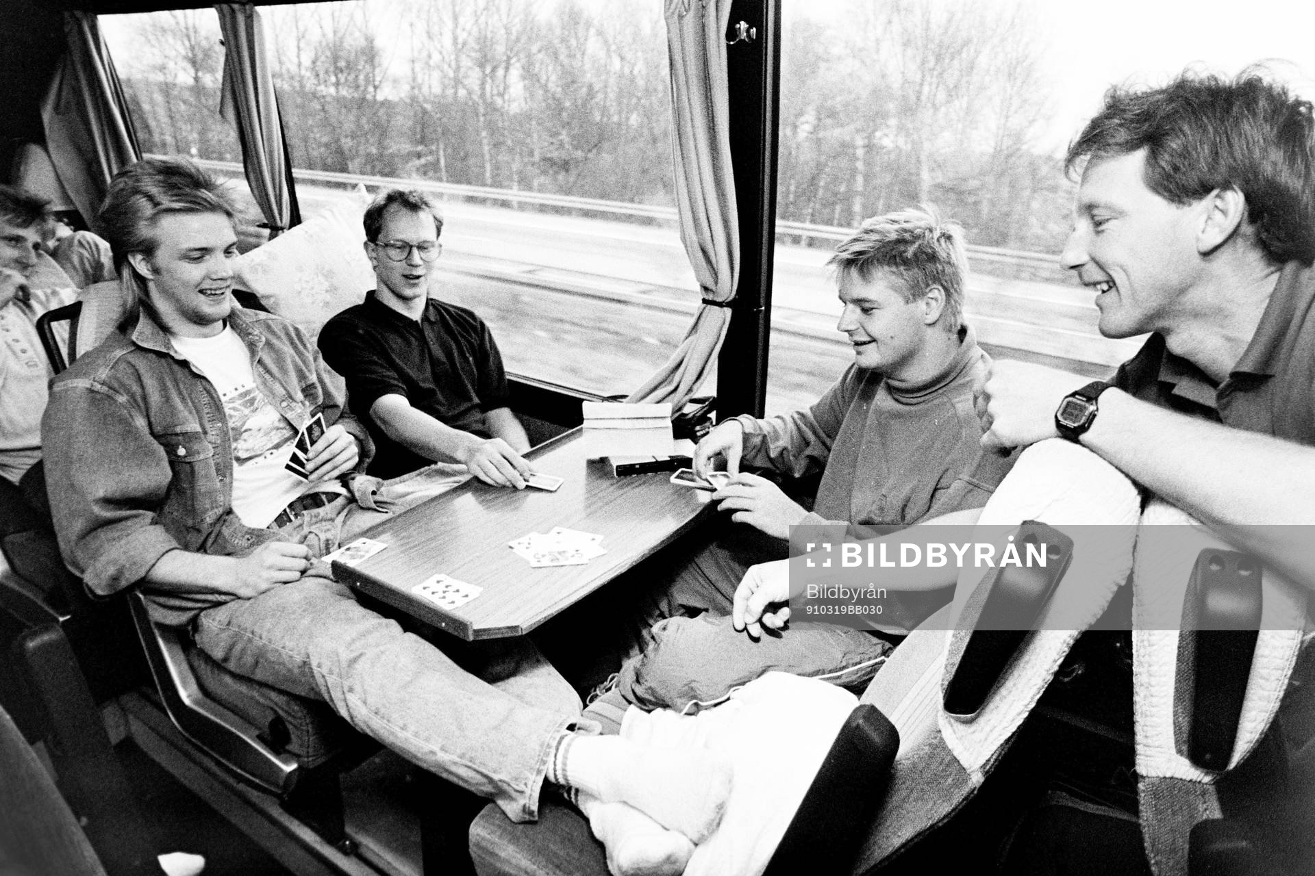 Fotboll, Träningsläger, IFK Hässleholm: Percy Olsson, Lars-Olof Persson, Peter Swärdh och Ronny Gyllix spelar kort i bussen. 