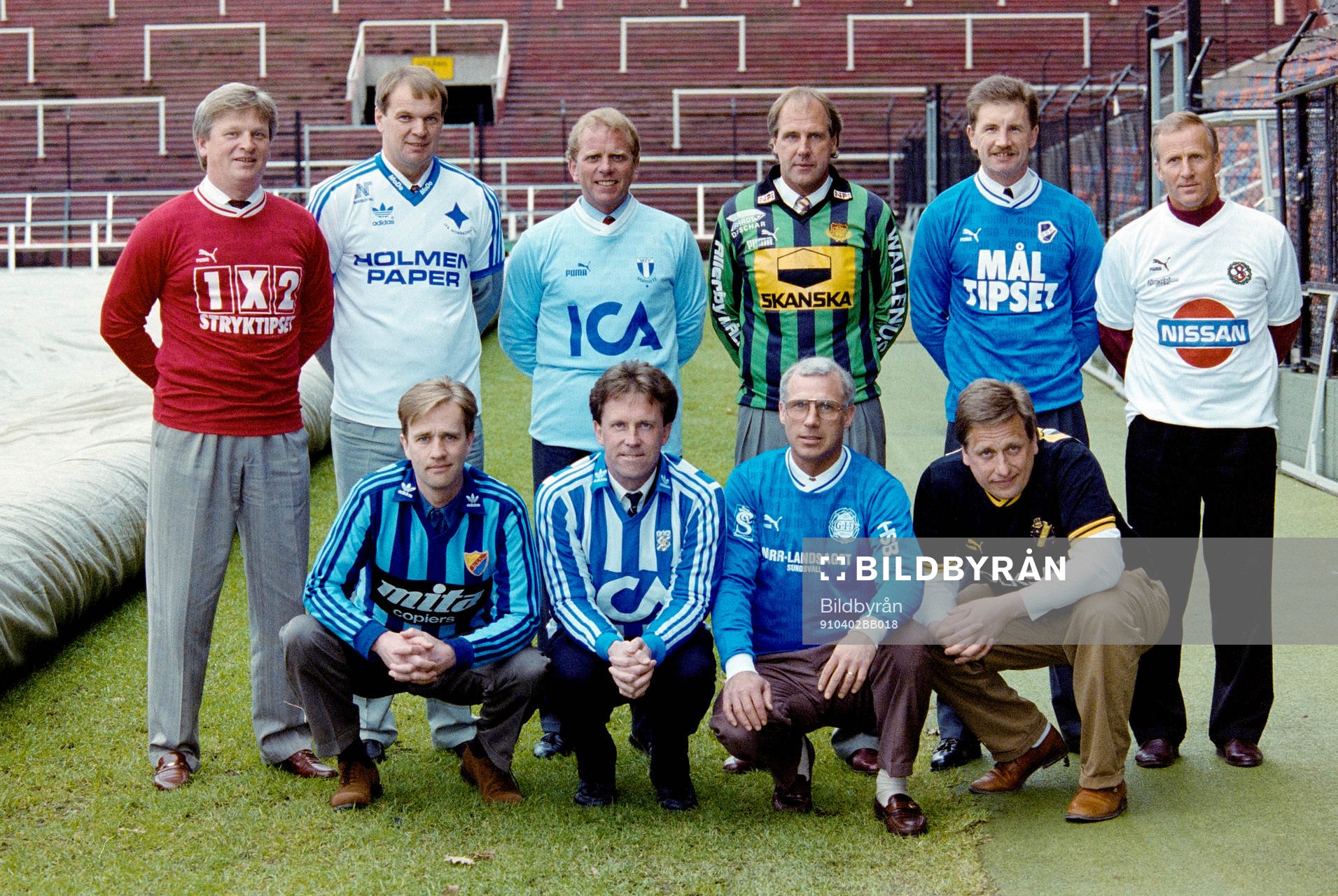 De allsvenska tränarna, bakre raden fr.v. Hans Backe,