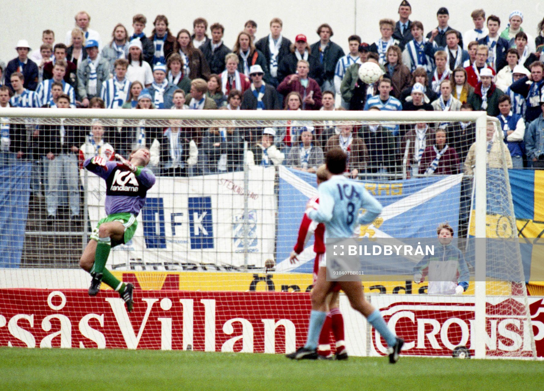 Thomas Ravelli, målvkat, Göteborg räddar bollen