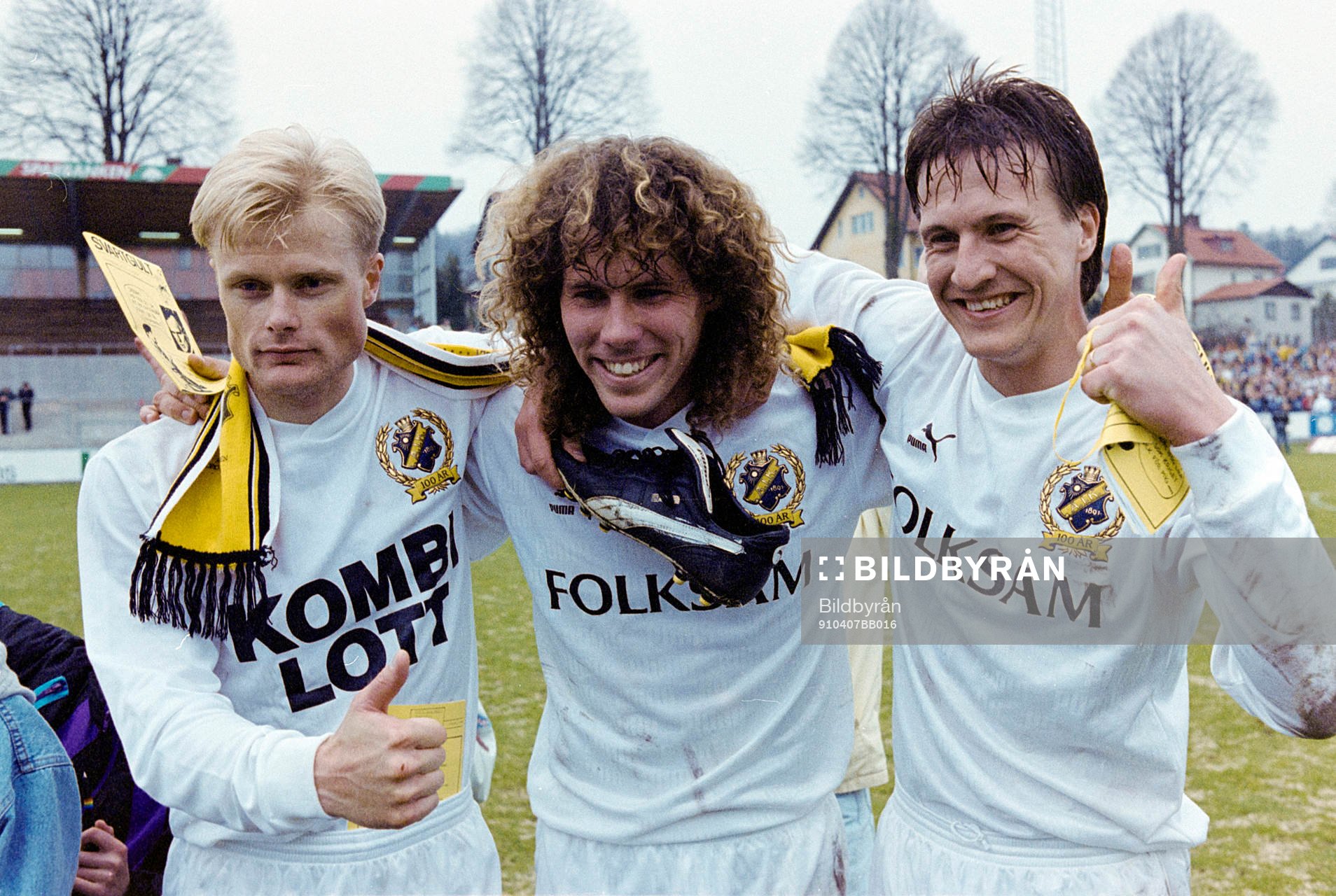  Peter Larsson, Hans Eskilsson och Per Harrysson, AIK jublar efter segern.
