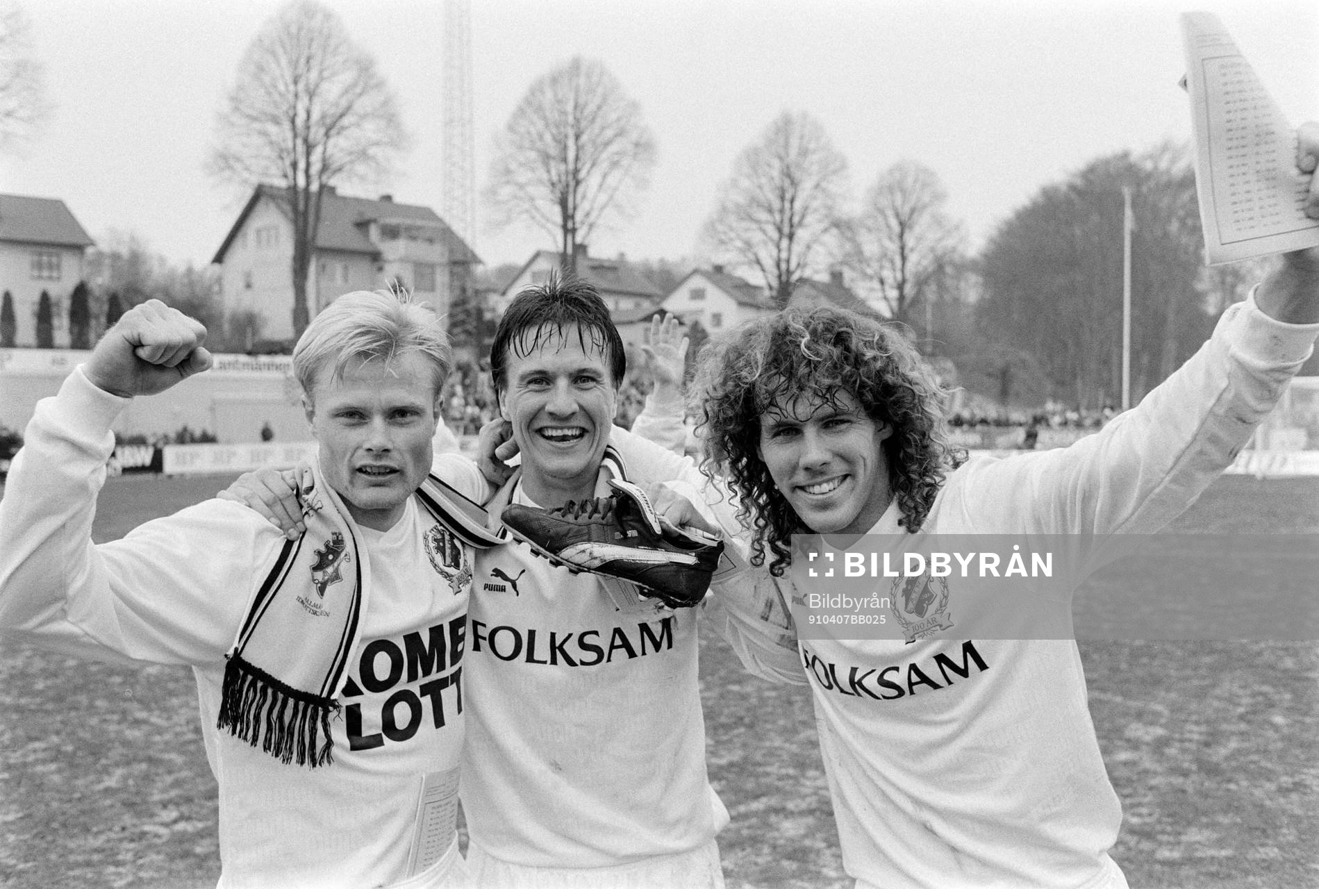  Peter Larsson, Per Harrysson och Hans Eskilsson, AIK jublar efter segern.