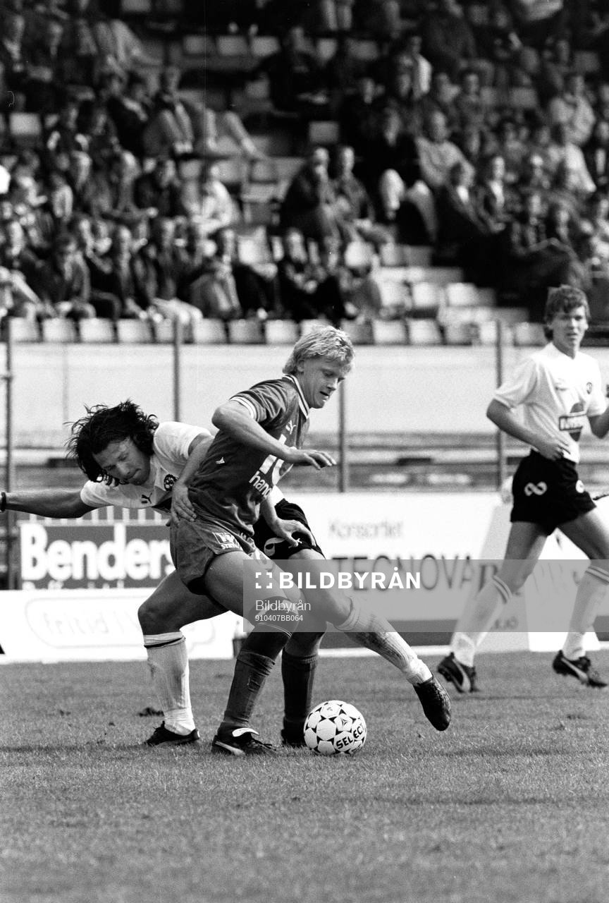  Ulrik Jansson, Öster i kamp om bollen.