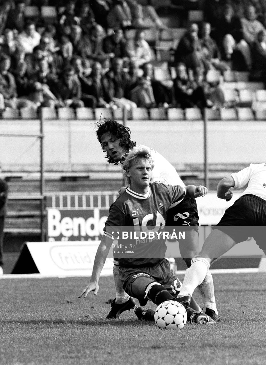  Ulrik Jansson, Öster i kamp om bollen.