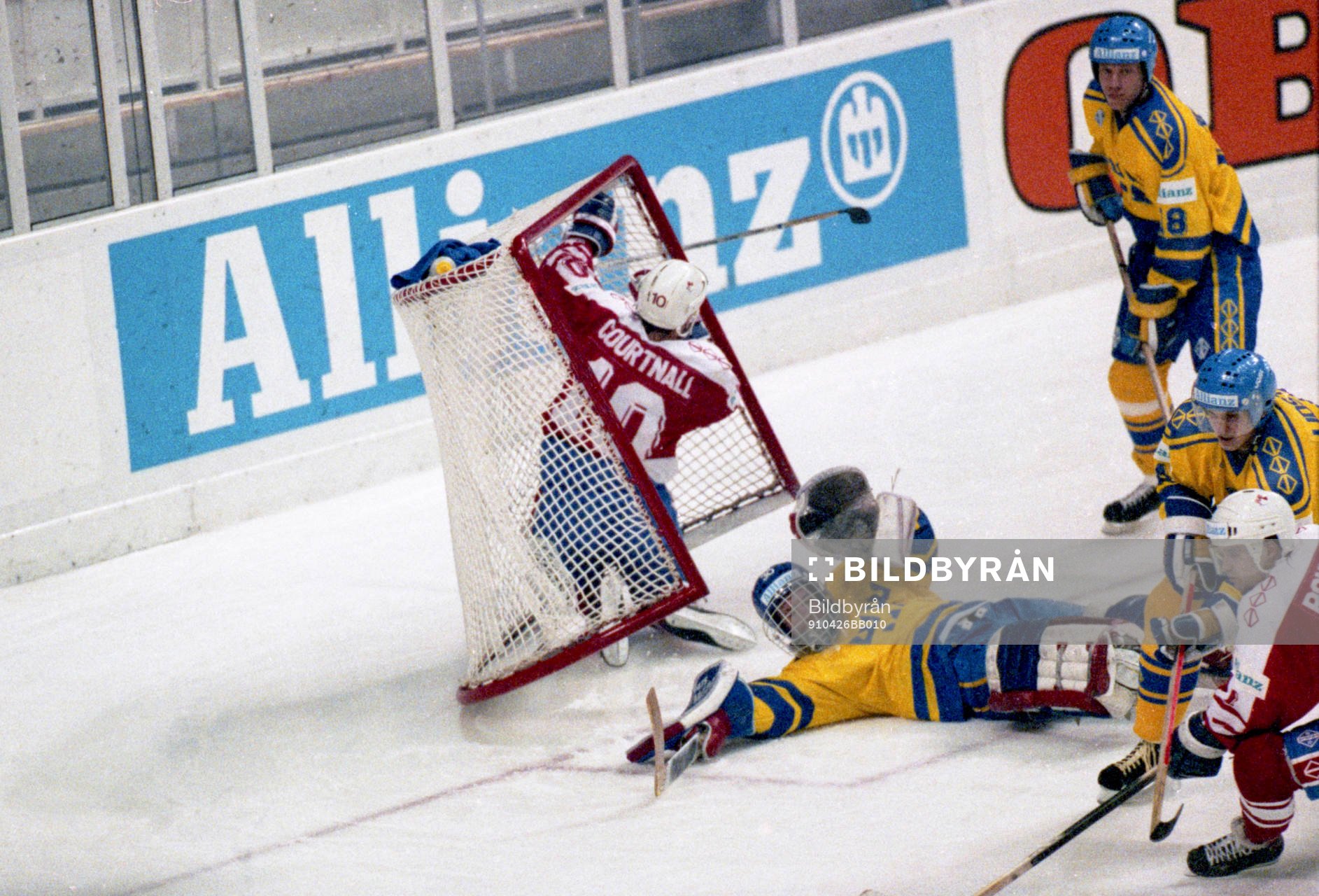 Tommy Söderström, målvakt, Sverige ser kanadas Courtnall