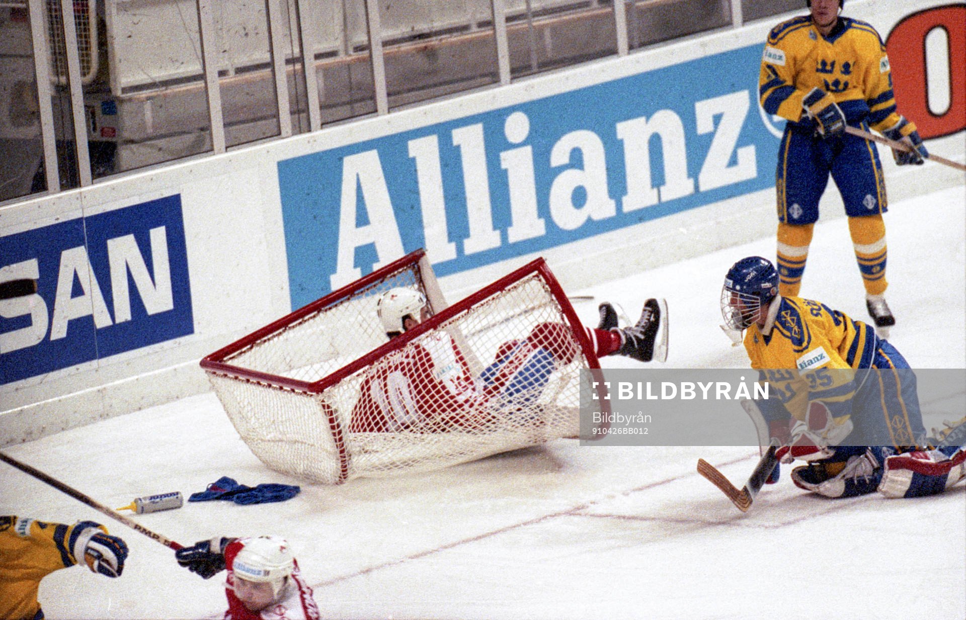Tommy Söderström, målvakt, Sverige ser kanadas Courtnall