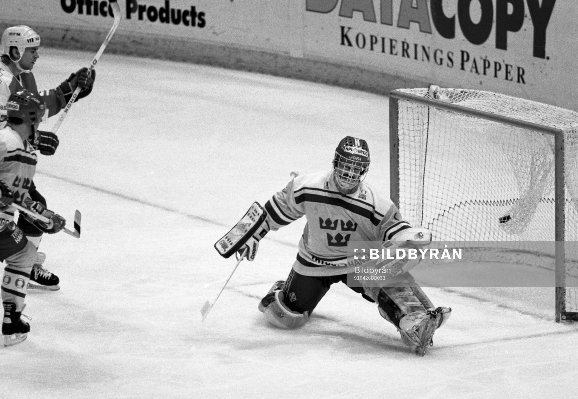 Peter Lindmark målvakt i Sverige släpper in en puck