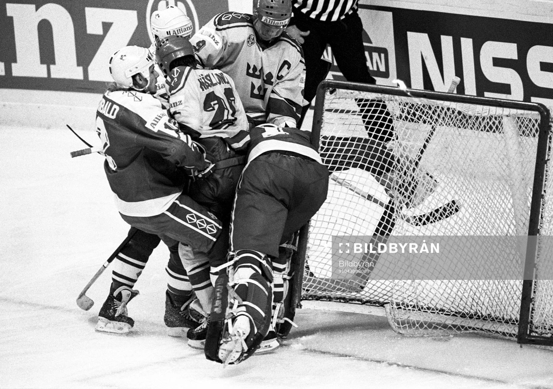 Mats Näslund och Thomas Rundqvist framför kanadas mål