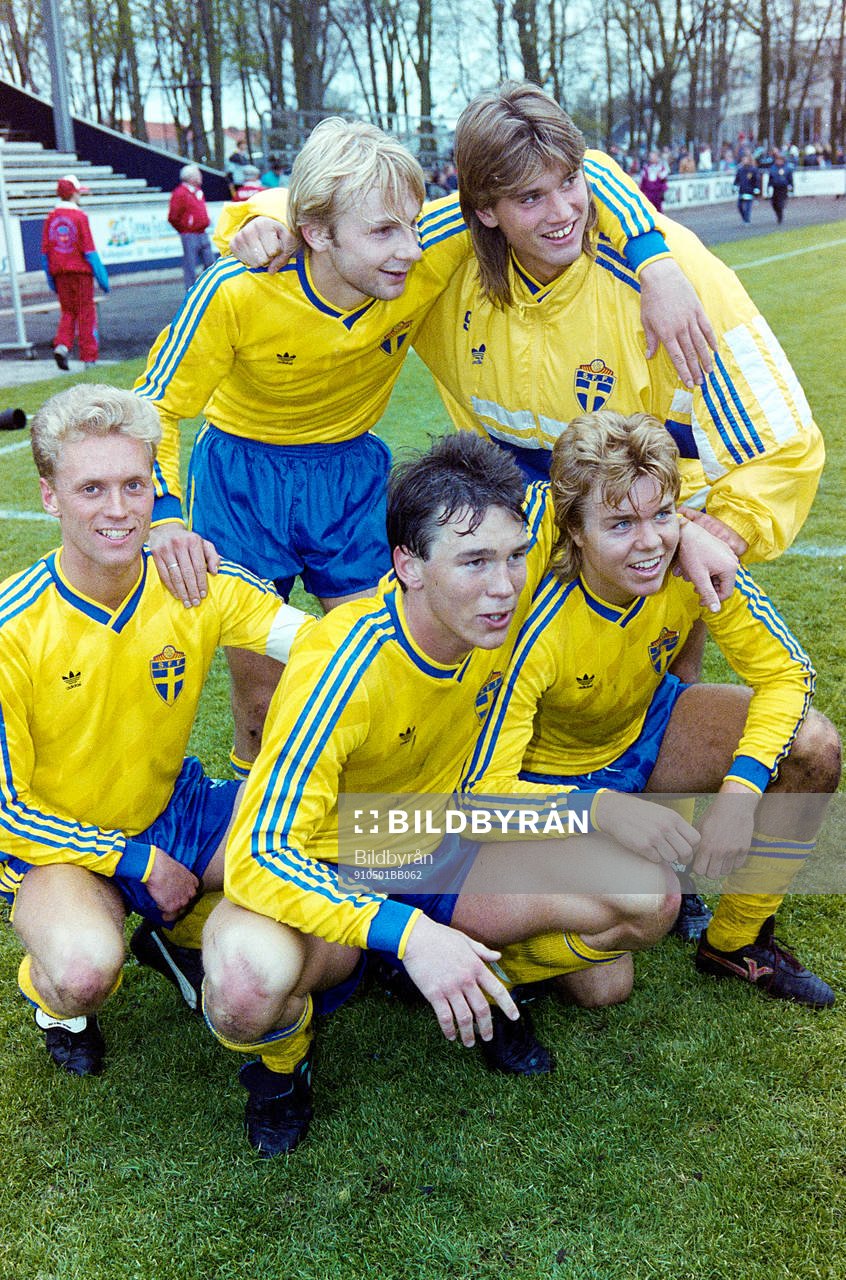  Glada miner efter segern, bakre raden fr. v Håkan Mild och Jonny Rödlund. Främre raden fr. v Björn Lilius, Patrik Andersson och Tomas Brolin.