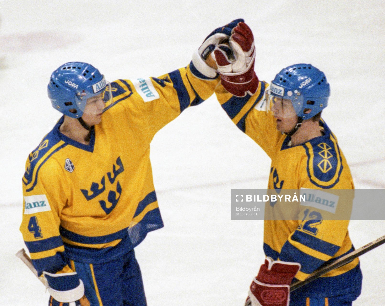 Nicklas Lidström och Håkan Loob, Sverige, jublar