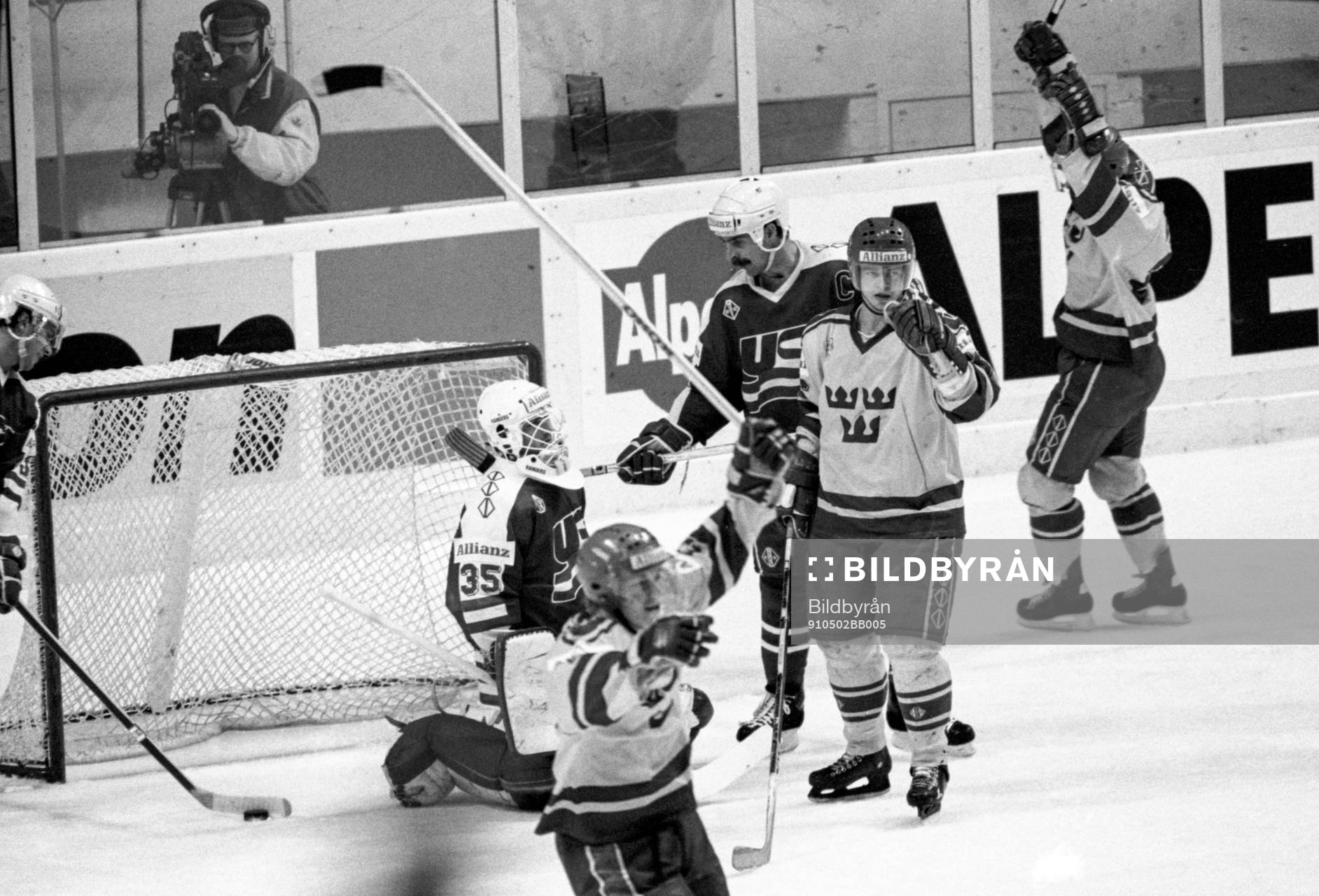 Bengt-Åke Gustafsson i mitten och Sverige jublar