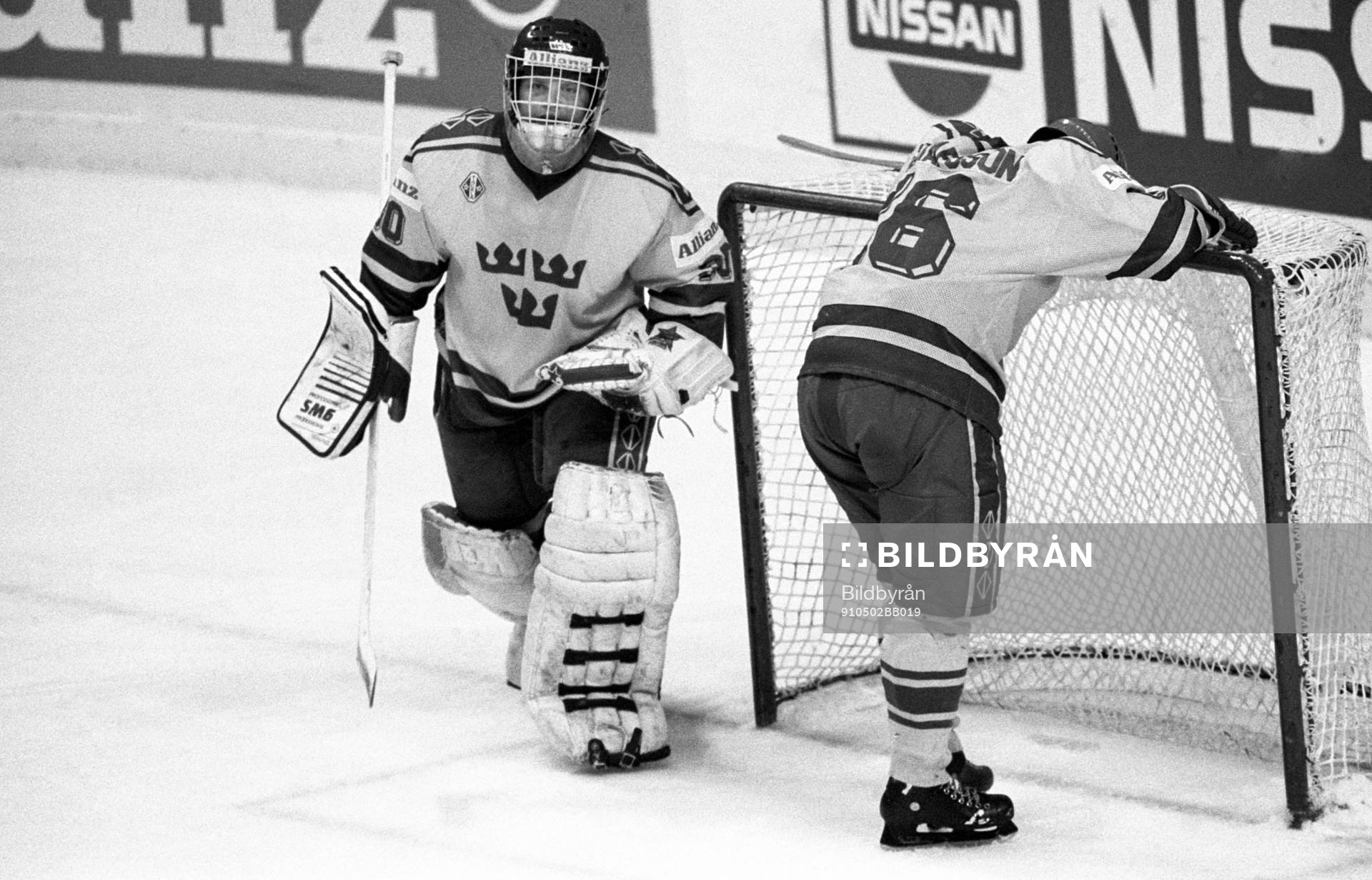Sveriges målvakt Rolf Ridderwall och Bengt-Åke Gustafsson