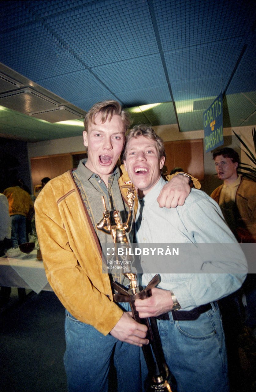 Mats Sundin och Jonas Bergqvist med pokalen