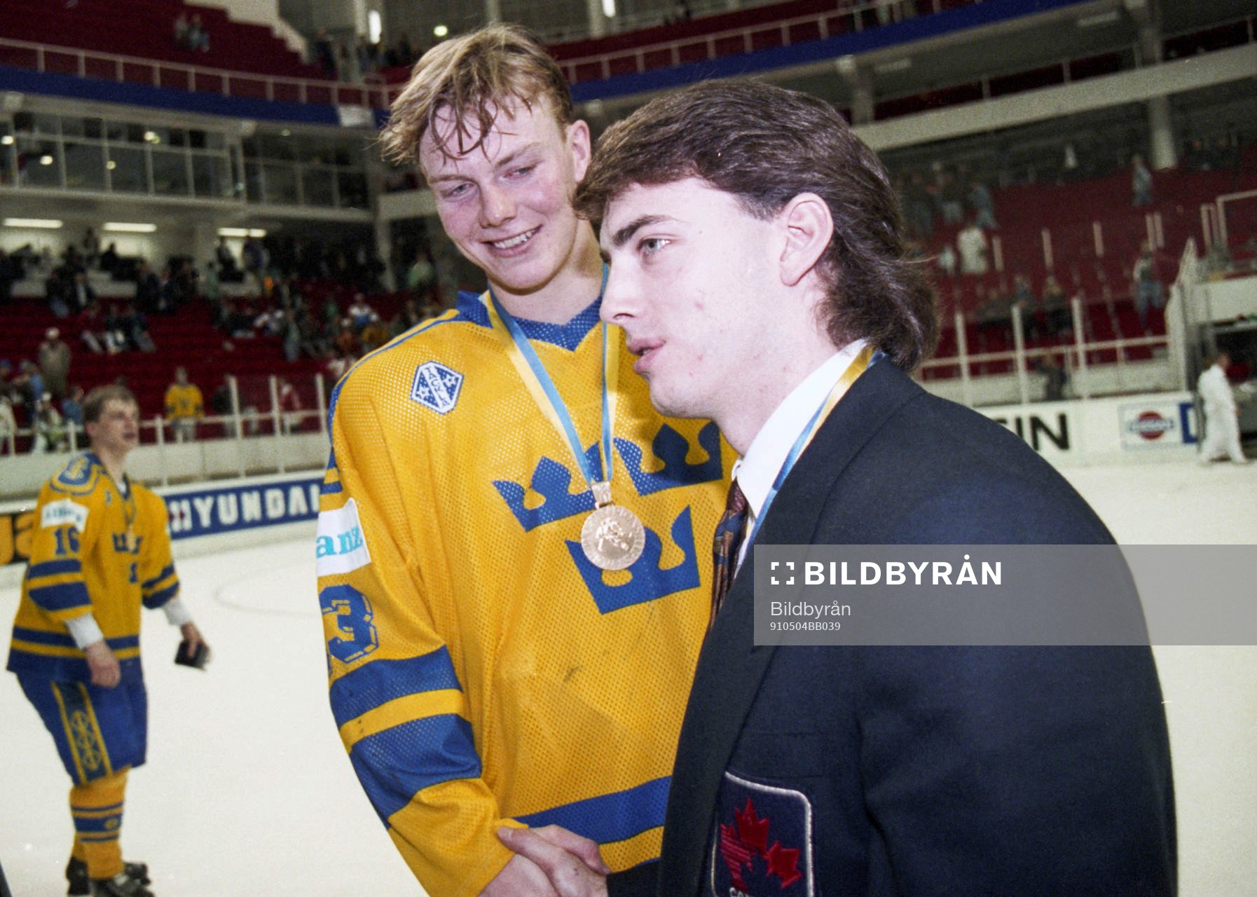 Mats Sundin gratuleras av kanadensare vid prisutdelningen