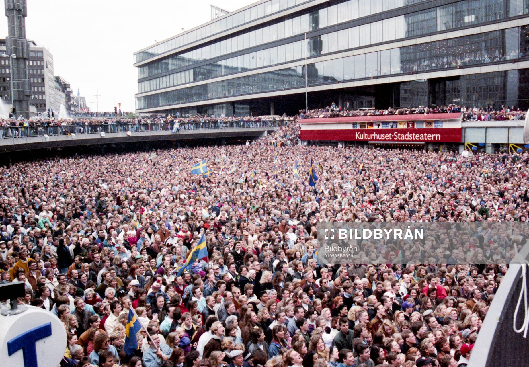 Massor av folk på Sergels Torg