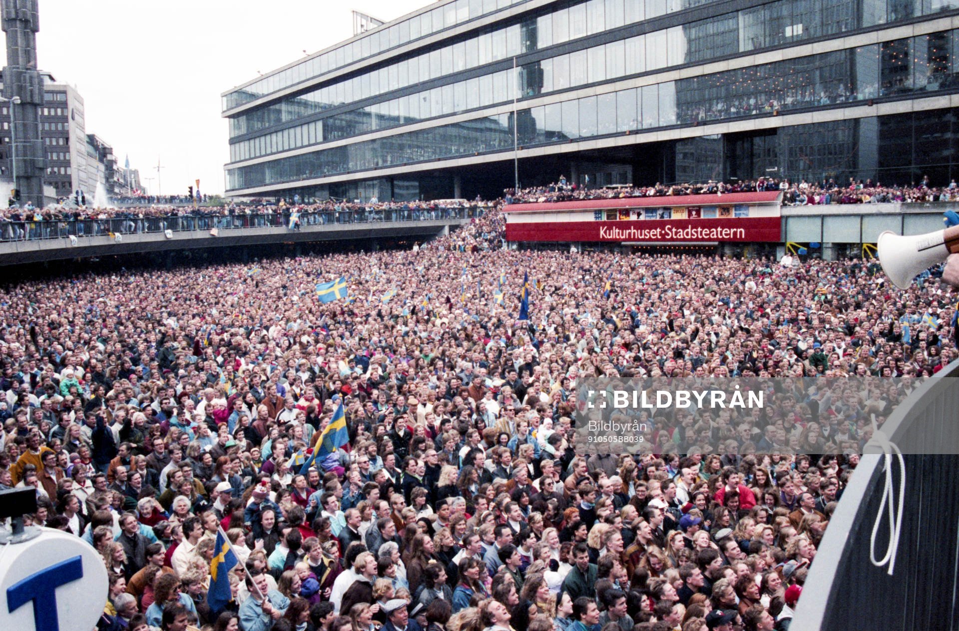 Massor av folk på Sergels Torg