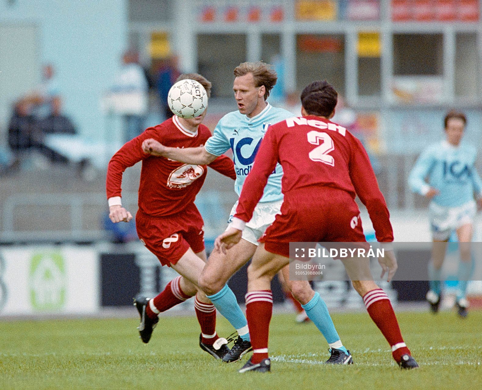  Dan Corneliusson, Malmö uppvaktas av Sven Dahlkvist och Thomas Andersson, Örebro.
© Bildbyrån - 15123