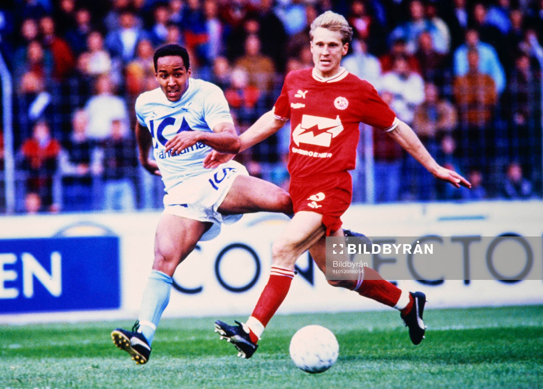 Fotboll, Allsvenskan, Malmö FF - Örebro SK: Malmös Martin Dahlin mot Örebros Magnus Sköldmark.