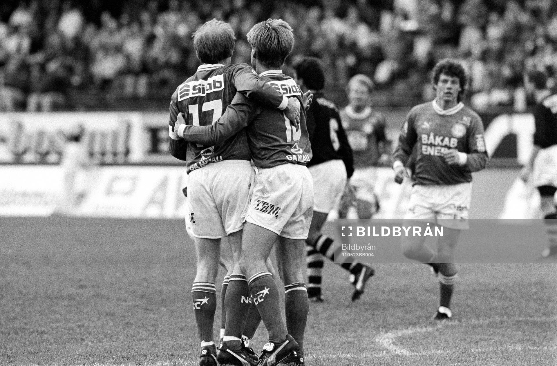  Gunnar Samuelsson och Magnus Wikström, Sundsvall jublar efter gjort mål. Anders Spjut till höger.
© Bildbyrån - 15053