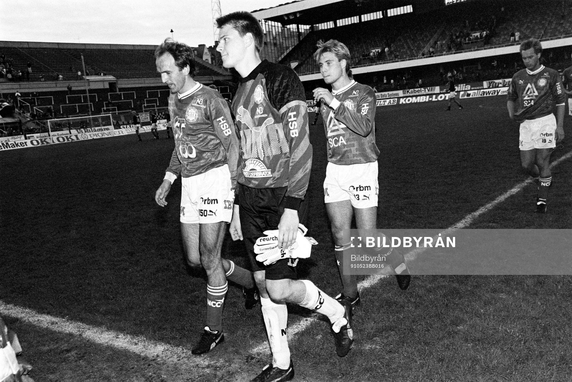  Håkan Holmström, Peter Lindström, målvakt och Magnus Wikström, Sundsvall går av planen efter matchen.