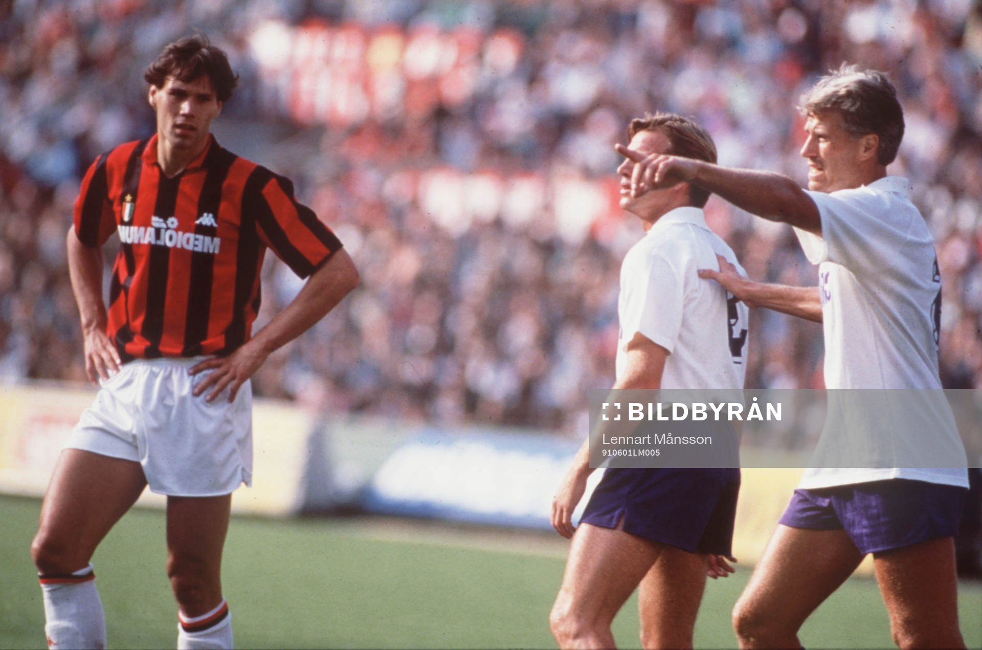 Glenn Hysén pekar mot Marco Van Basten. Milan - Fiorentina
