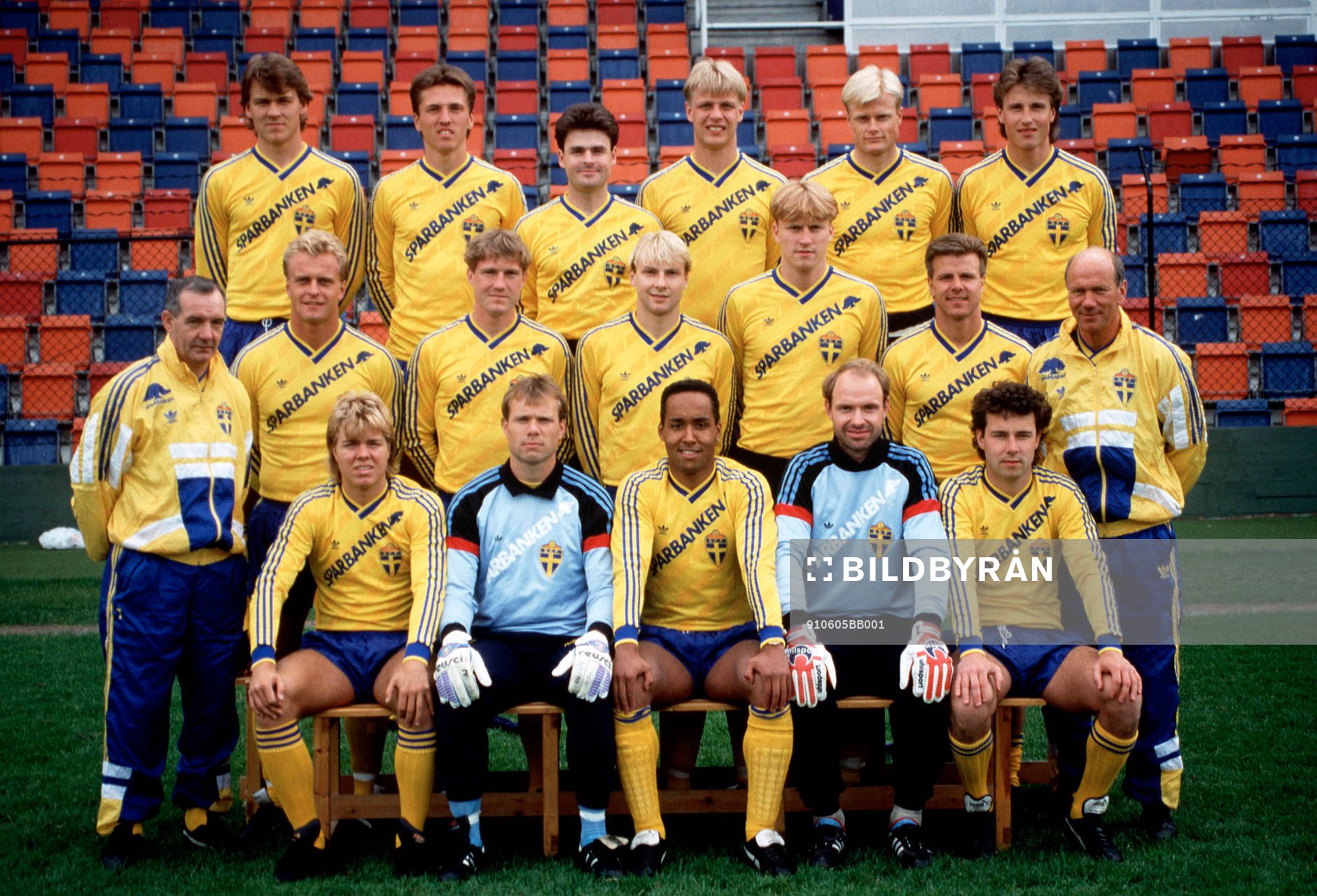 Sverige, lagbild. Bakre raden fr vänster. Magnus Erlingmark, Mats Gren, Anders Limpar, Mikael Nilsson, Peter Larsson och Roger Ljung. Mellersta raden fr vänster: Tord Grip, Jonas Thern, (Jan) Janne Eriksson, Håkan Mild, Kennet Andersson, Roland Nilsson och Tommy Svensson. Främre raden fr vänster: Tomas Brolin, Lasse Eriksson, Marin Dahlin, Tomas Ravelli och Stefan Rehn.
© Bildbyrån - dia