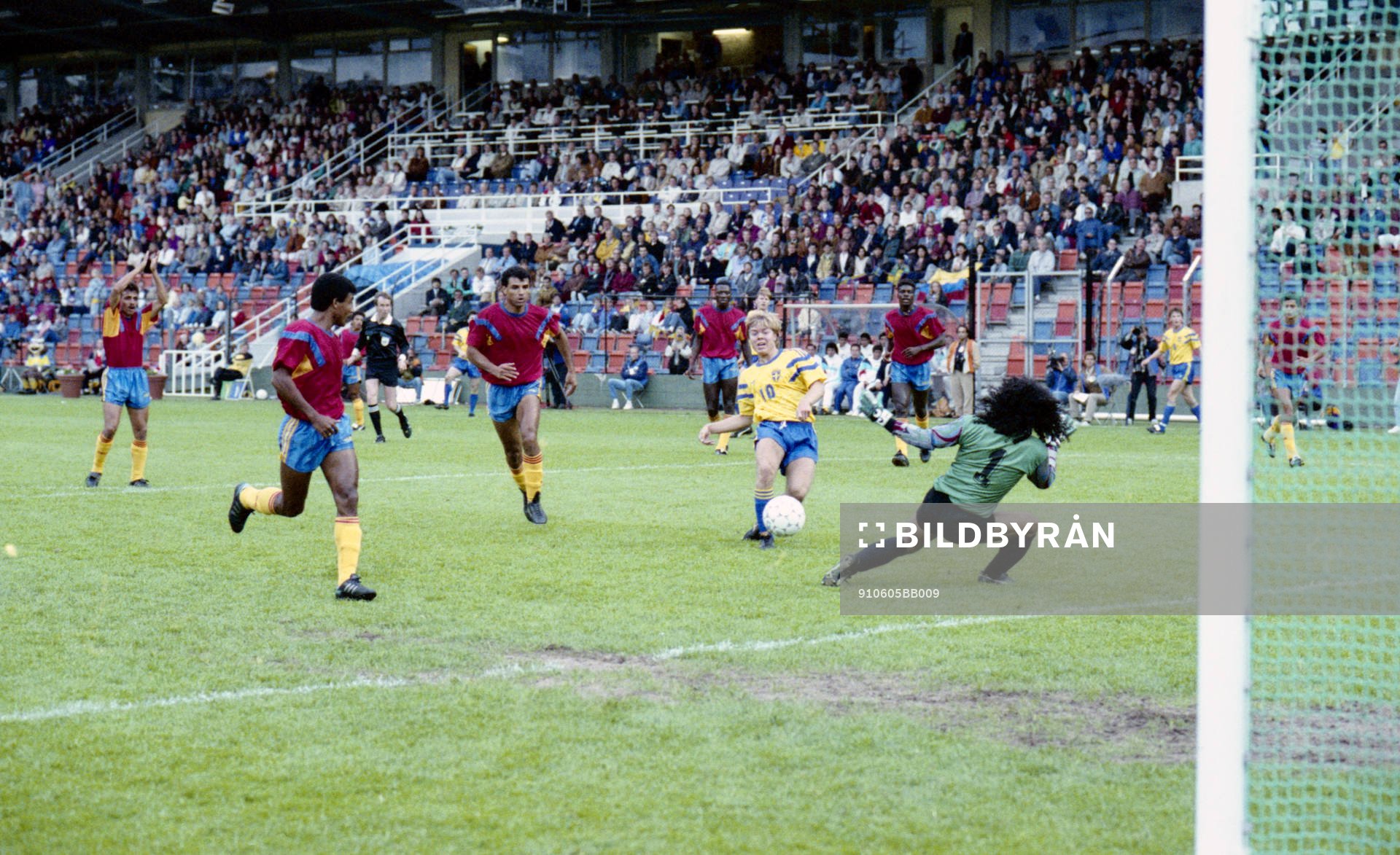 Tomas Brolin, Sverige överlistar René Higuita, målvakt,