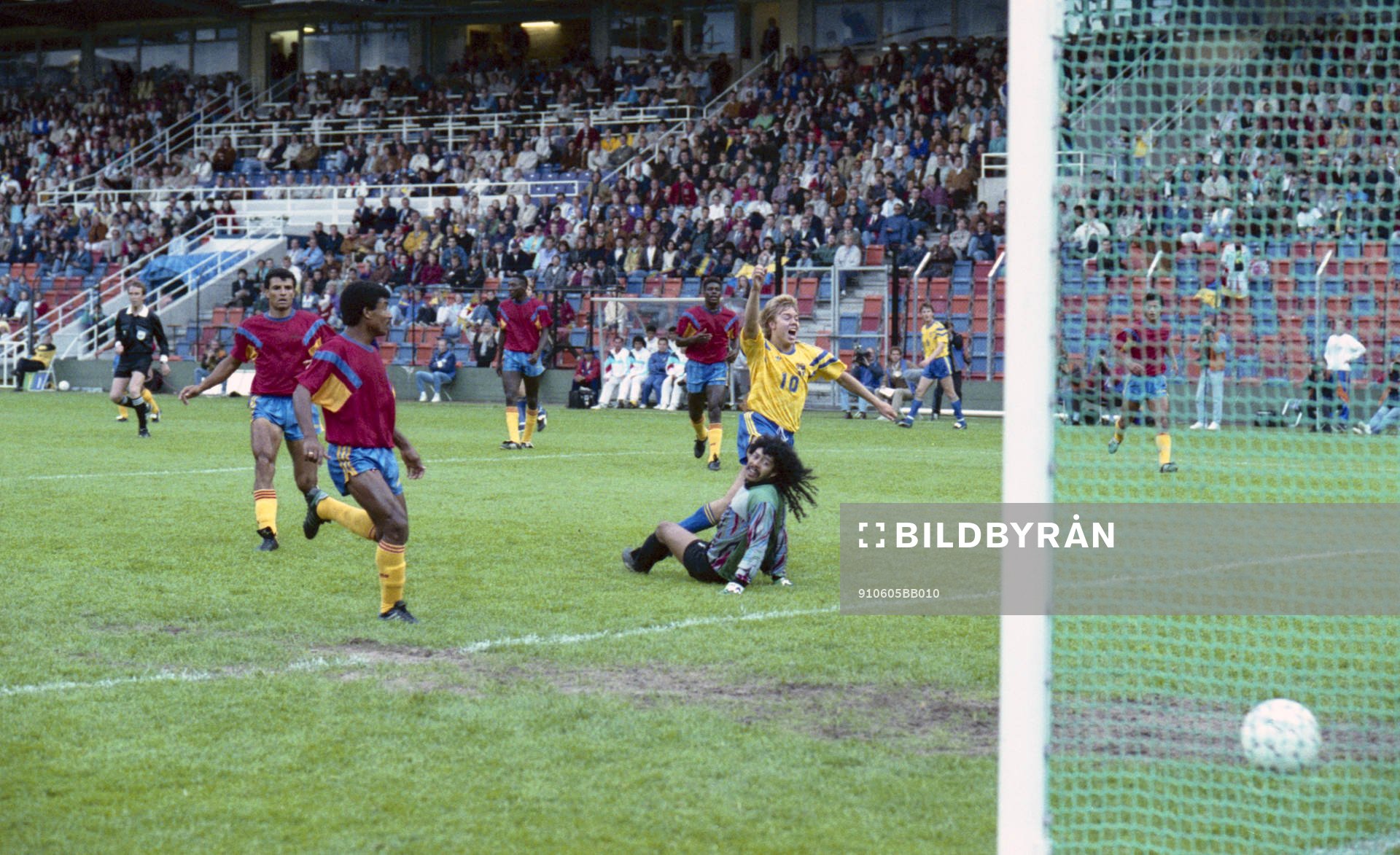  Tomas Brolin, Sverige överlistar René Higuita, målvakt, Colombia.