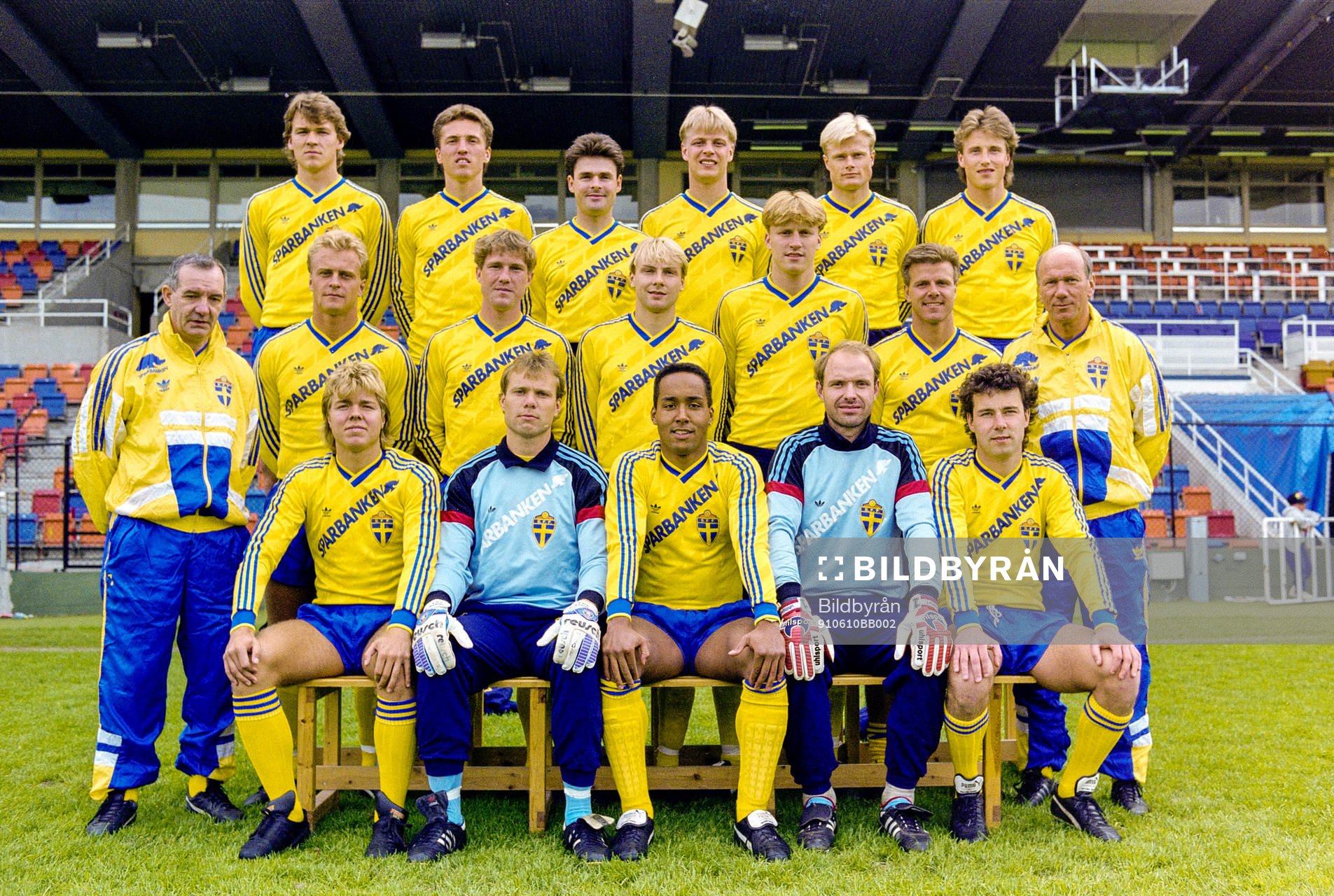 övre fr.v: Magnus Erlingmark, Mats Gren, Anders Limpar, Mikael Nilsson, Peter Larsson, Roger Ljung. Mitten fr.v Tord Grip, Jonas Thern, Jan Eriksson, Håkan Mild, Kennet Andersson, Roland Nilsson, Tommy Svensson, förbundskapten, främre fr.v Tomas Brolin, Lars Eriksson, målvakt, Martin Dahlin, Thomas Ravelli, målvakt, Stefan Rehn, Sverige.
© Bildbyrån - 15088