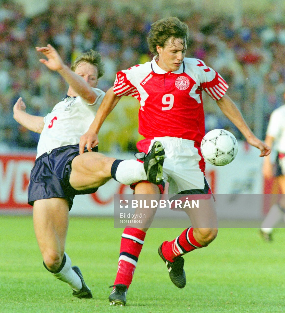 Denmarks Flemming Povlsen (R) against Englands Stuart Pearce