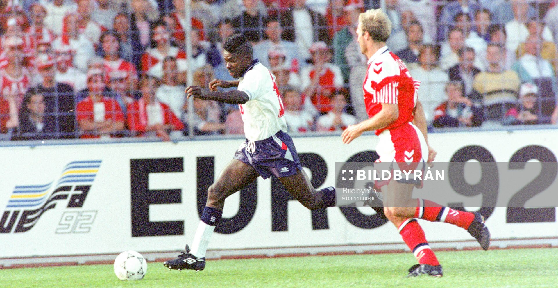 Englands Tony Daley against Denmarks Kim Christofte