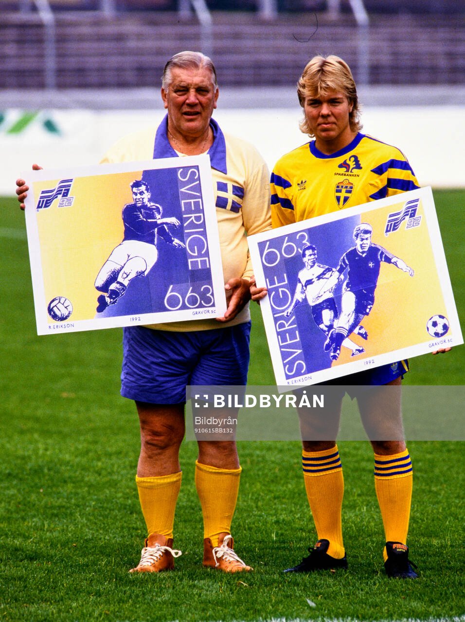 Fotboll, Sverige - Danmark: Gunnar Nordahl och Tomas Brolin visar nya frimärken före matchen på Idrottsparken i Norrköping.