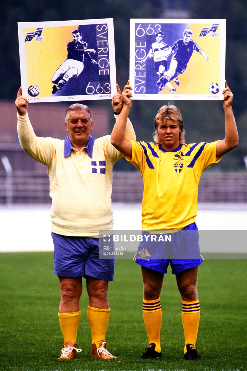 Fotboll, Sverige - Danmark: Gunnar Nordahl och Tomas Brolin visar nya frimärken före matchen på Idrottsparken i Norrköping.