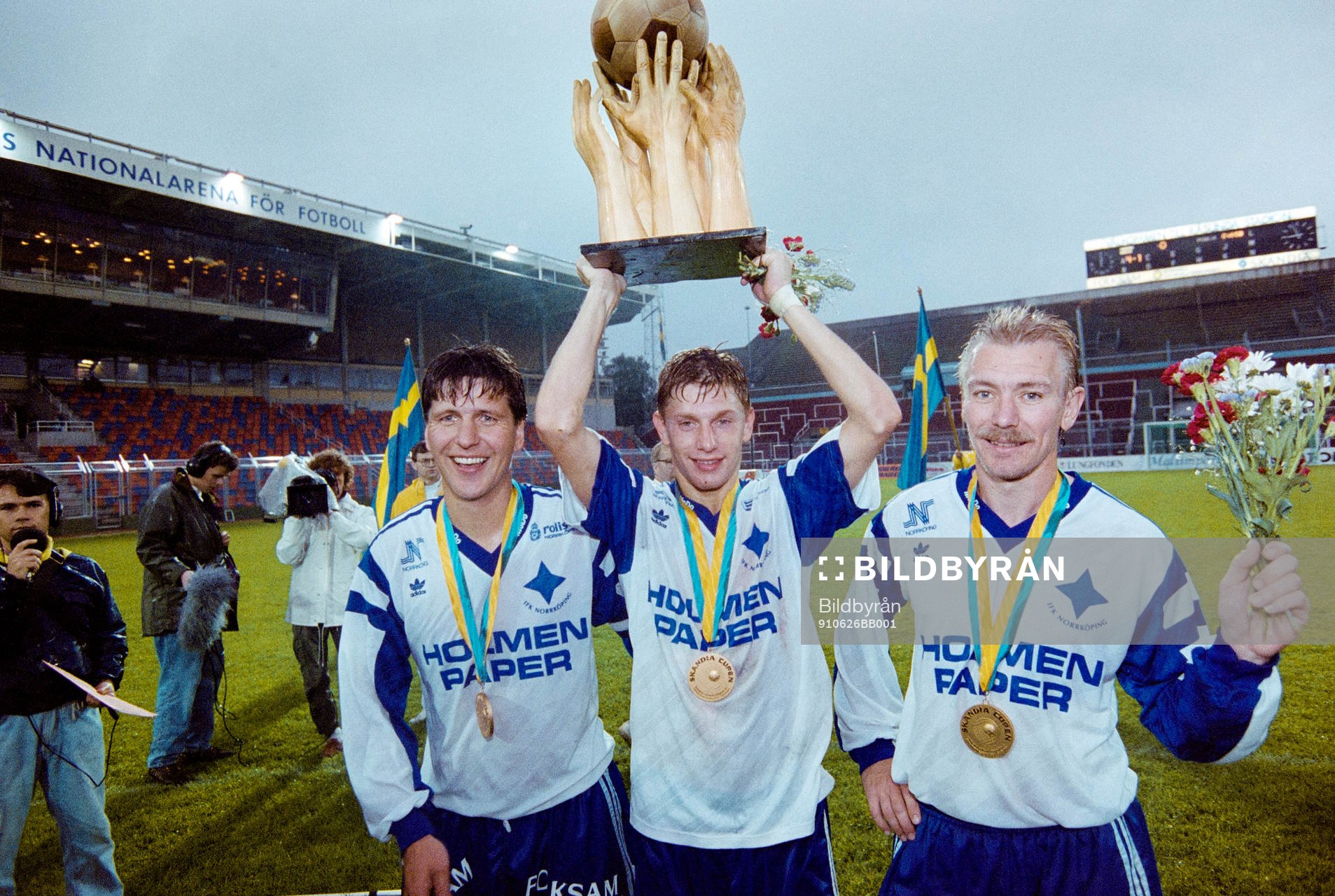  Norrköping cupmästare. Målskyttarna Sulo Vaattovaara, Mikael Hansson och Jan Hellström jublar med pokalen
© Bildbyrån - 15186