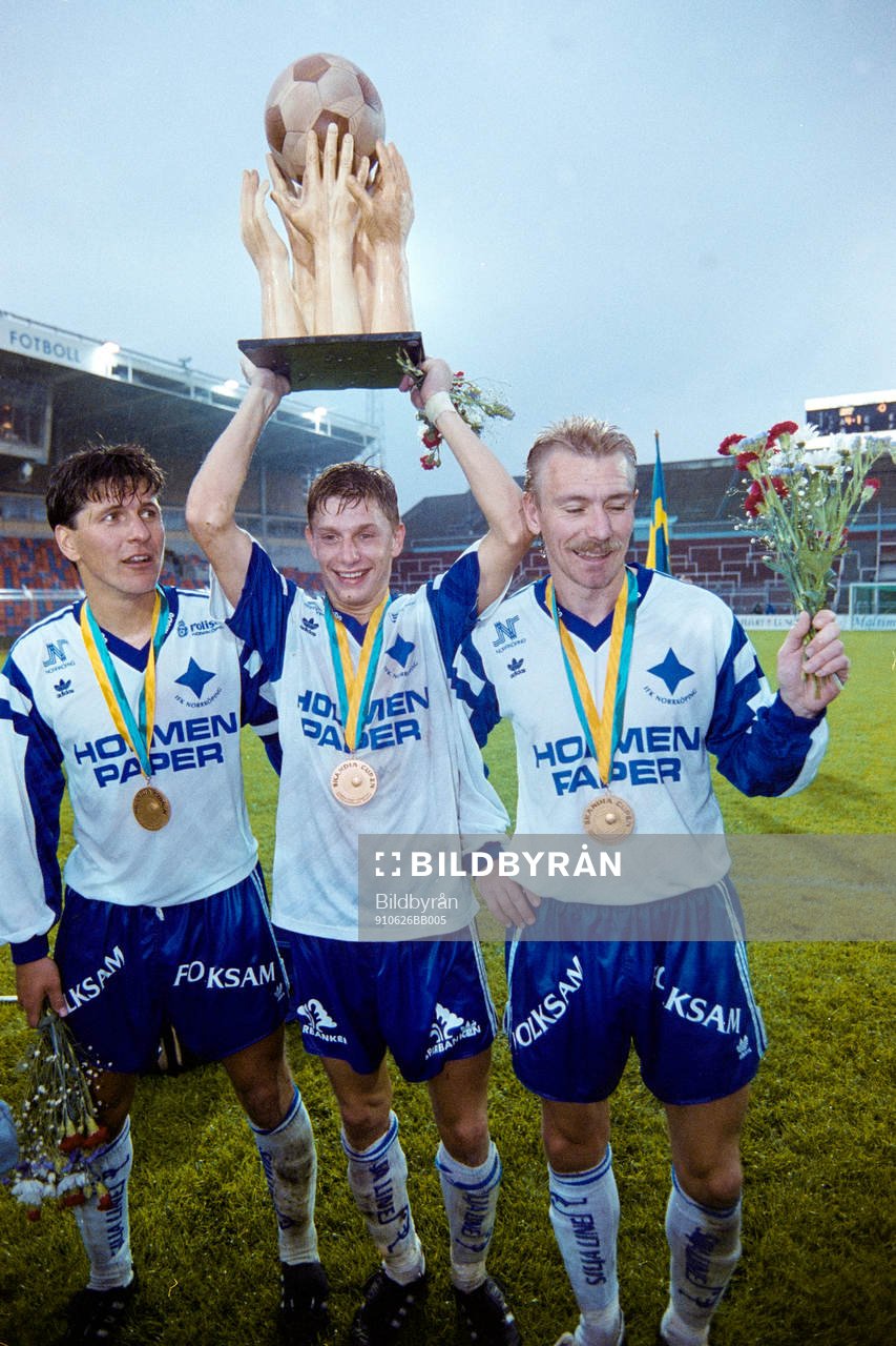  Norrköping cupmästare. Målskyttarna Sulo Vaattovaara, Mikael Hansson och Jan Hellström jublar med pokalen.
© Bildbyrån - 15186